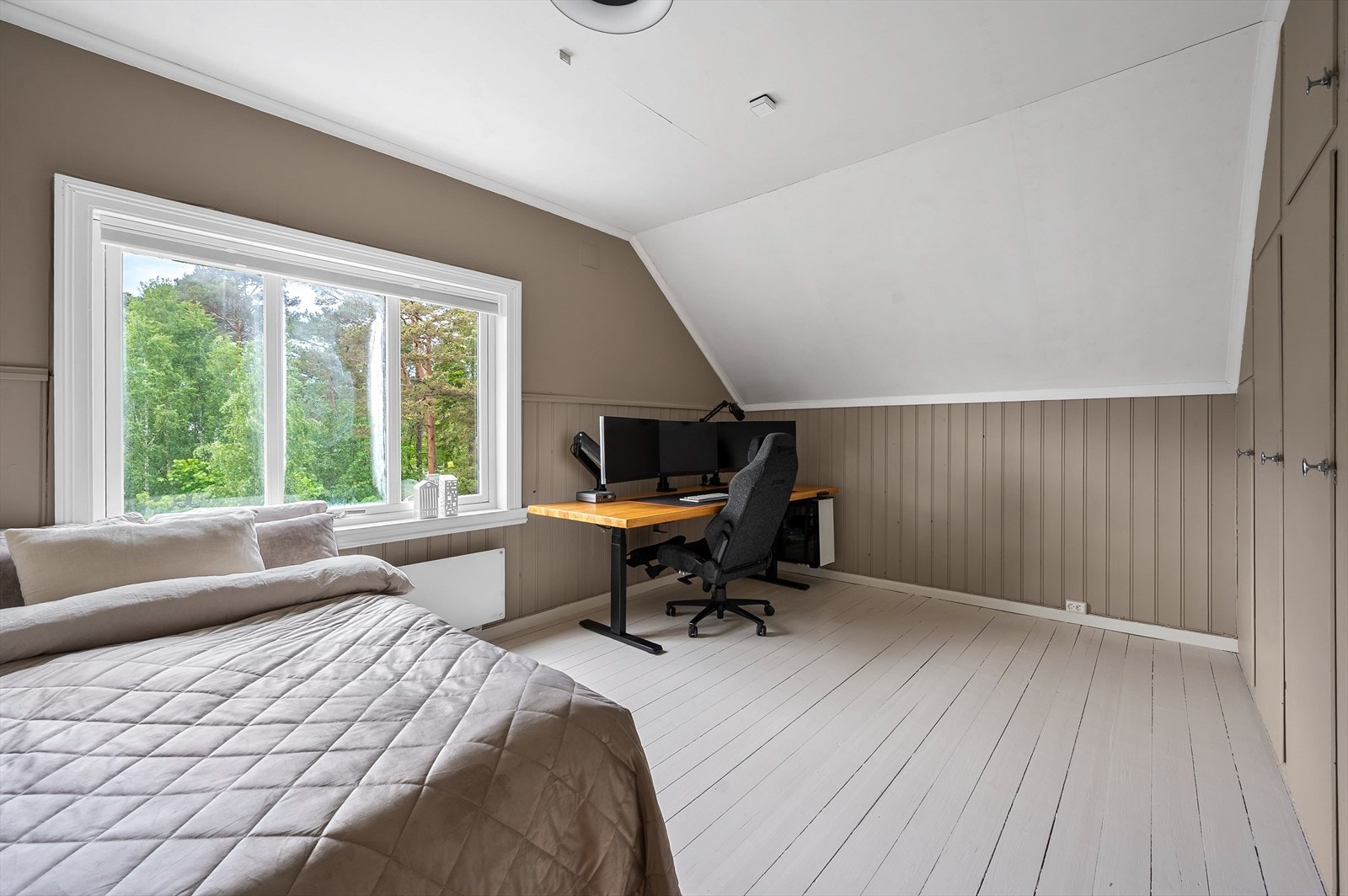 Soverom med plass til både seng og kontorløsning. Galleribilde
