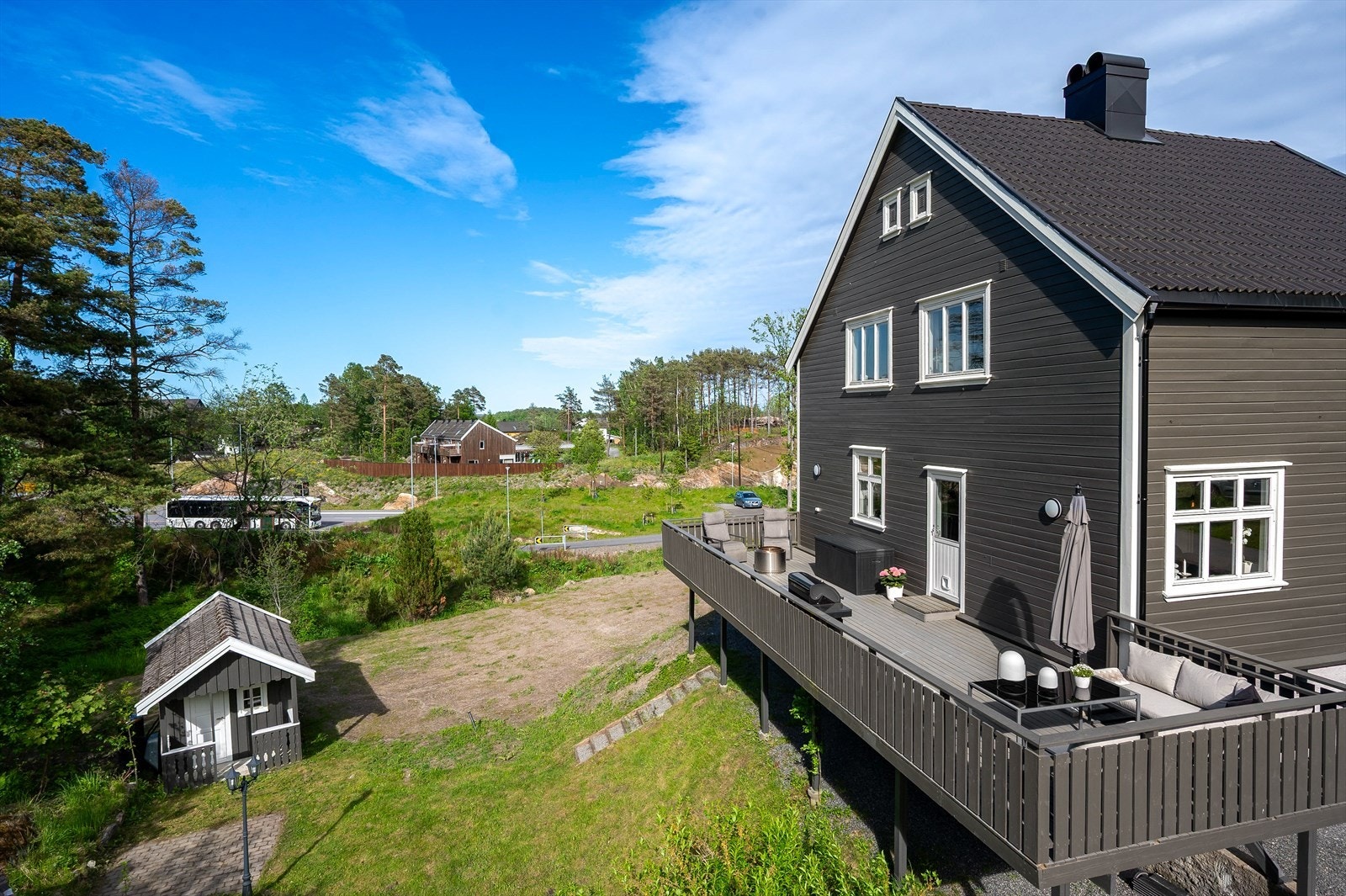 Meget gode bussforbindelser til Arendal sentrum, med busstopp kun tre minutter unna. Galleribilde