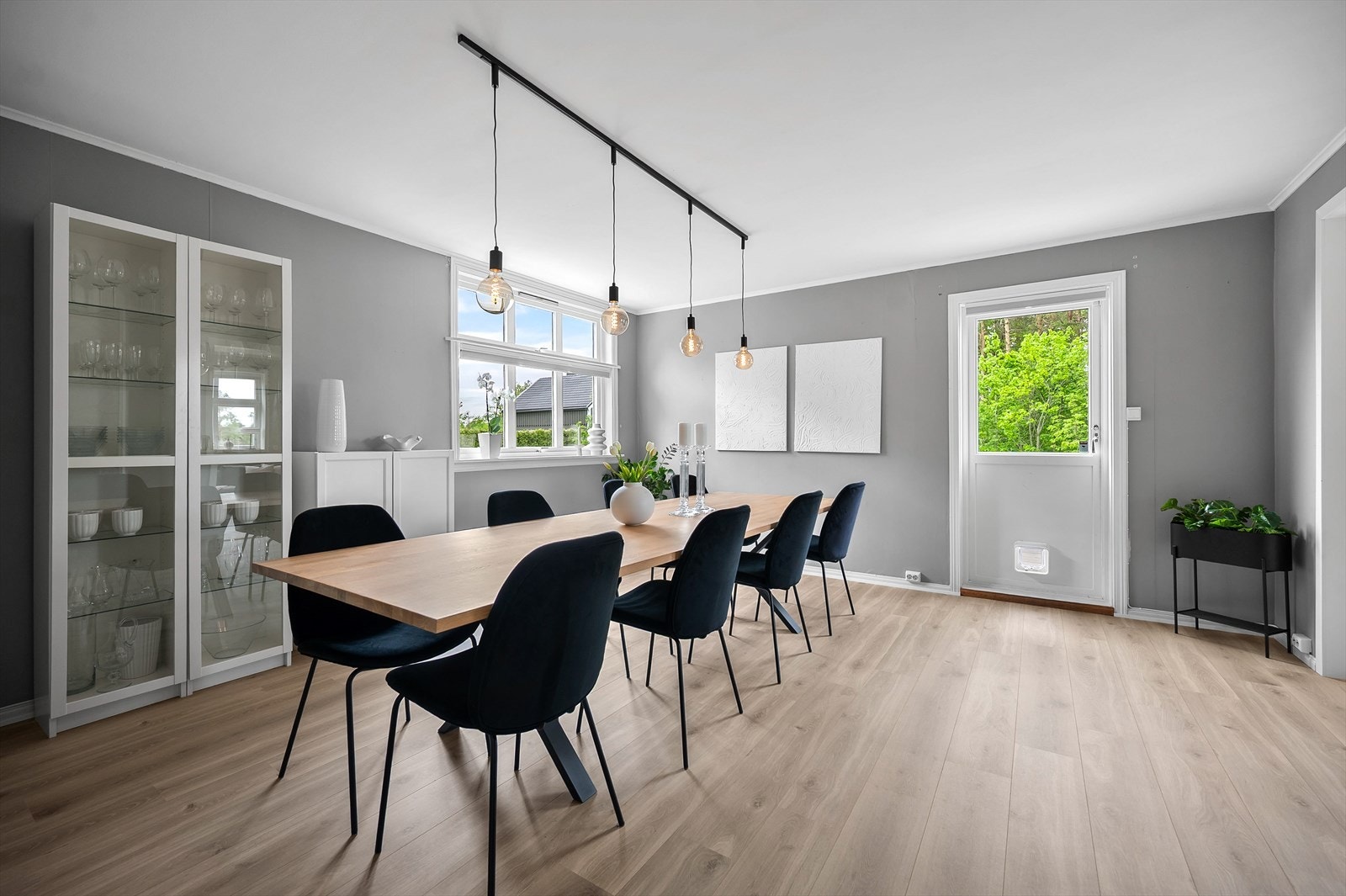 God plass til langbord i spisestuen for sosiale sammenkomster. Galleribilde