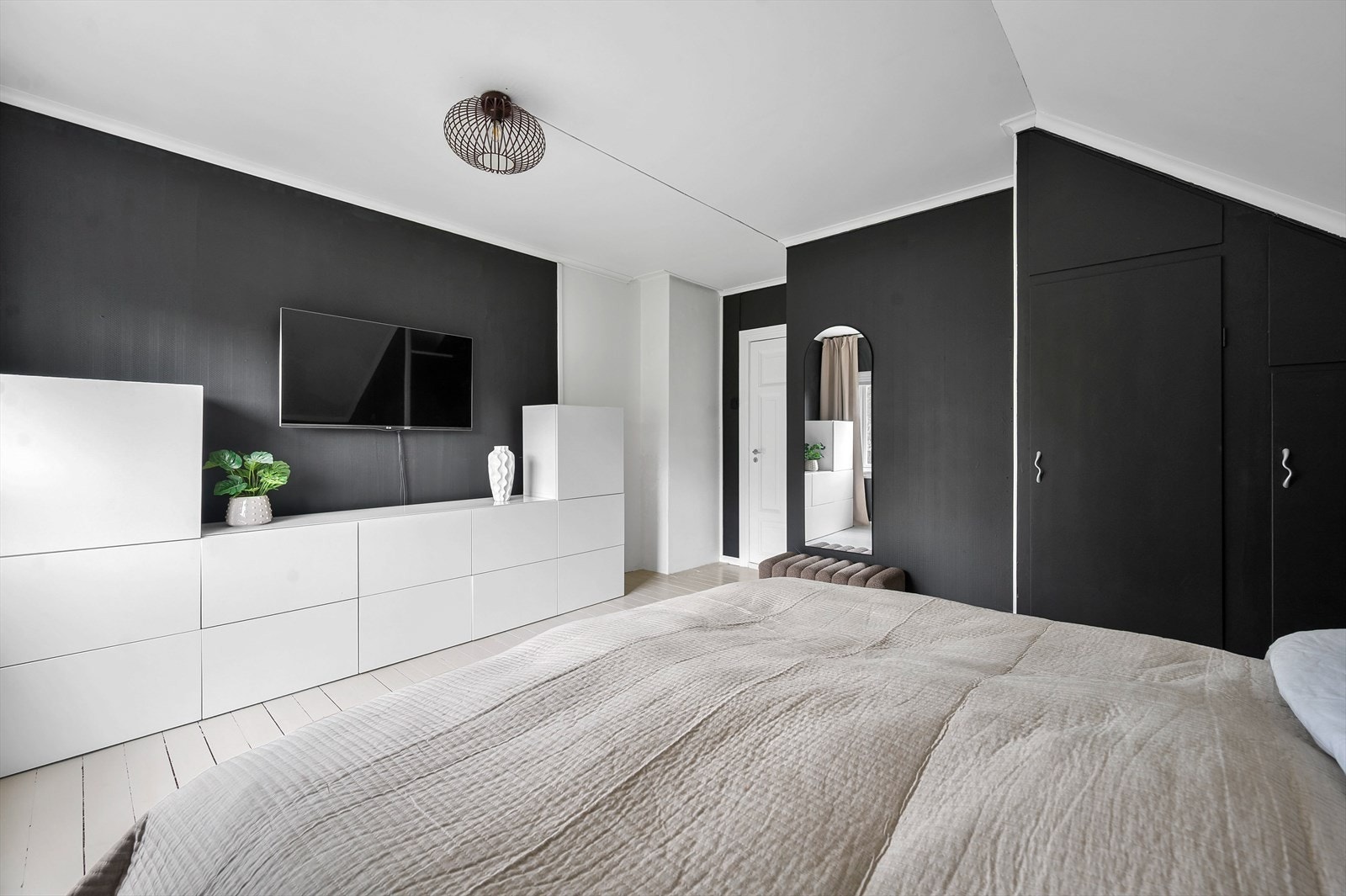 Soverom 1 har god plass til dobbeltseng og rikelig med oppbevaring. Galleribilde
