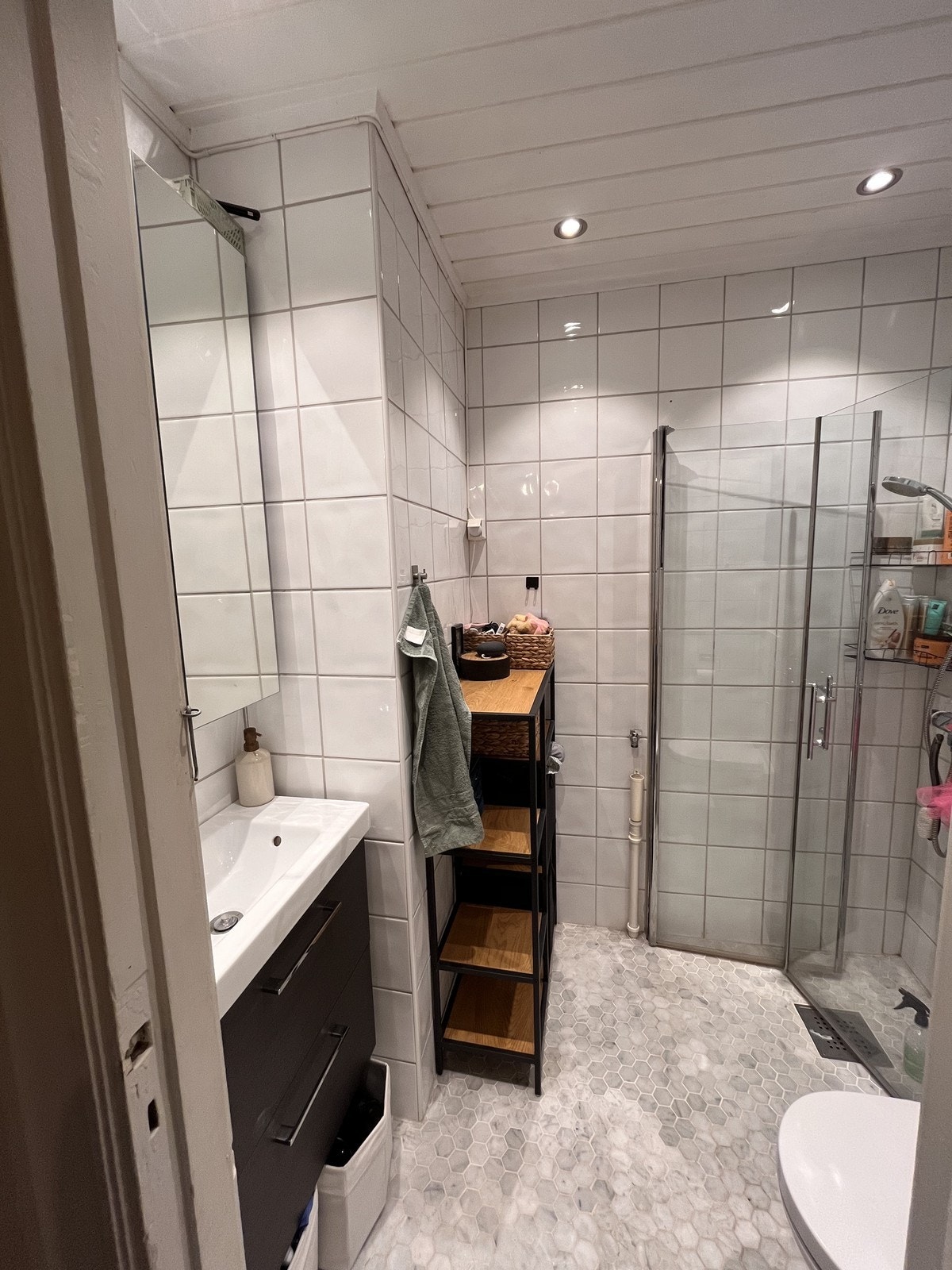Flislagt baderom med opplegg for vaskemaskin. Galleribilde