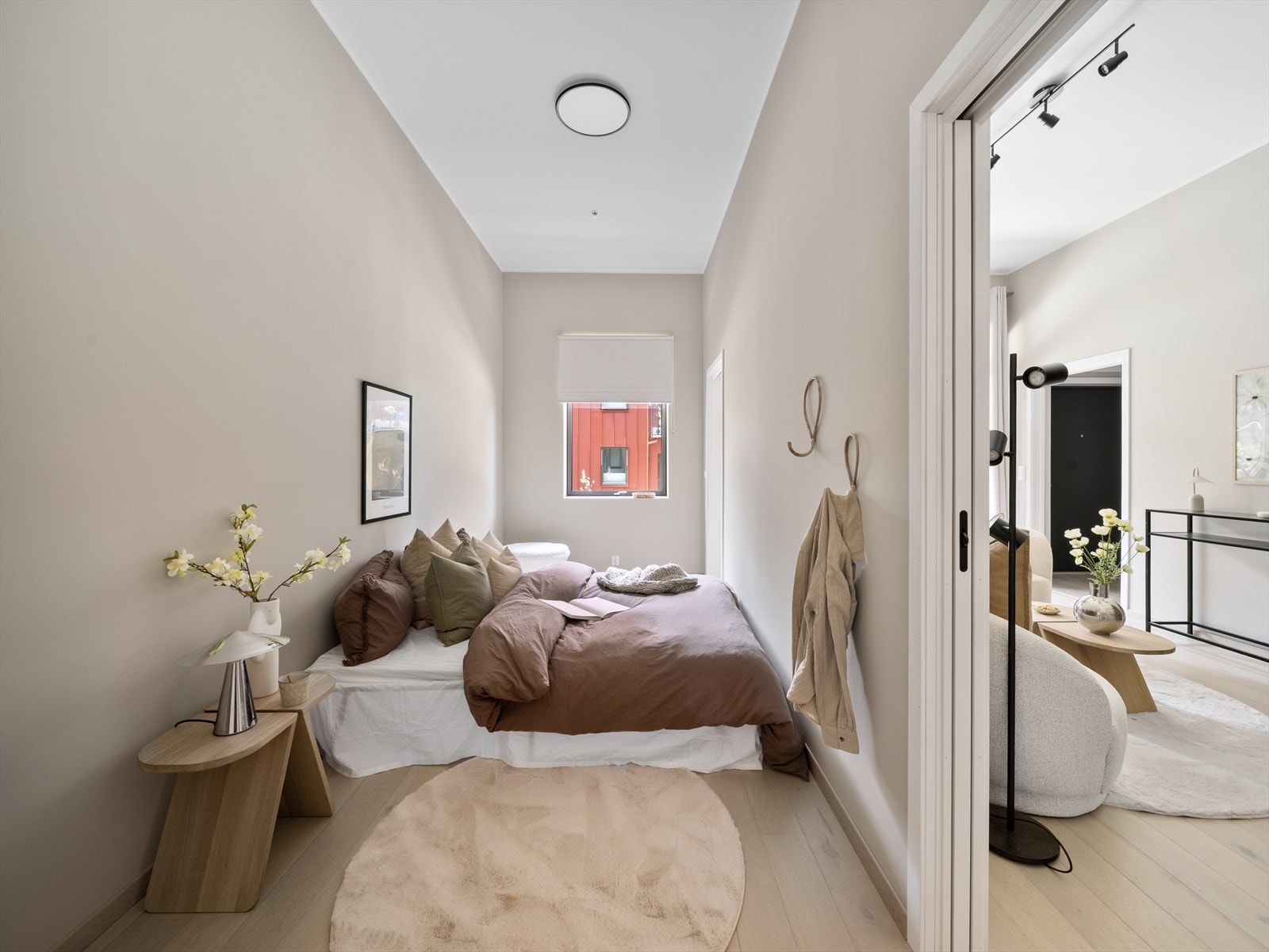 Rommet har to skyvedører og det er god plass til dobbeltseng. Galleribilde