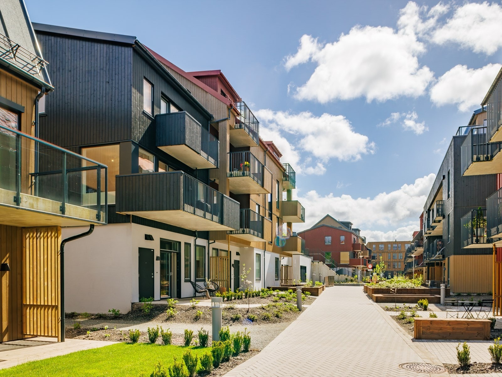 Tomten er eiet og pent opparbeidet med interne veier, grønne fellesarealer og et moderne, helhetlig uttrykk. Galleribilde