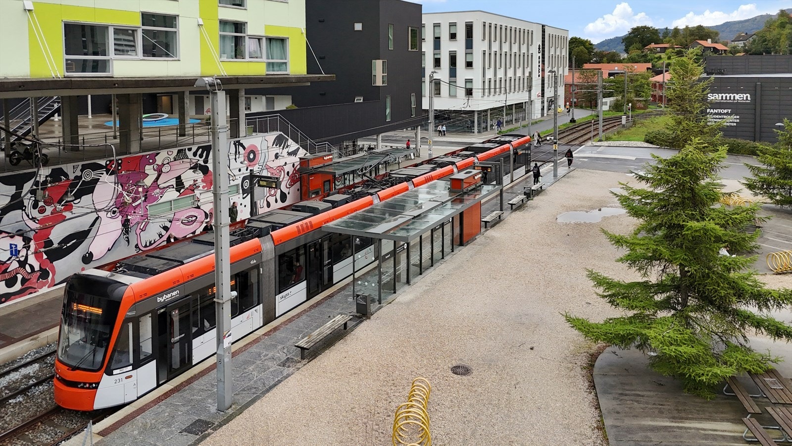 Bybanestoppet på Fantoft nås på omtrent 5 minutter til fots. Galleribilde