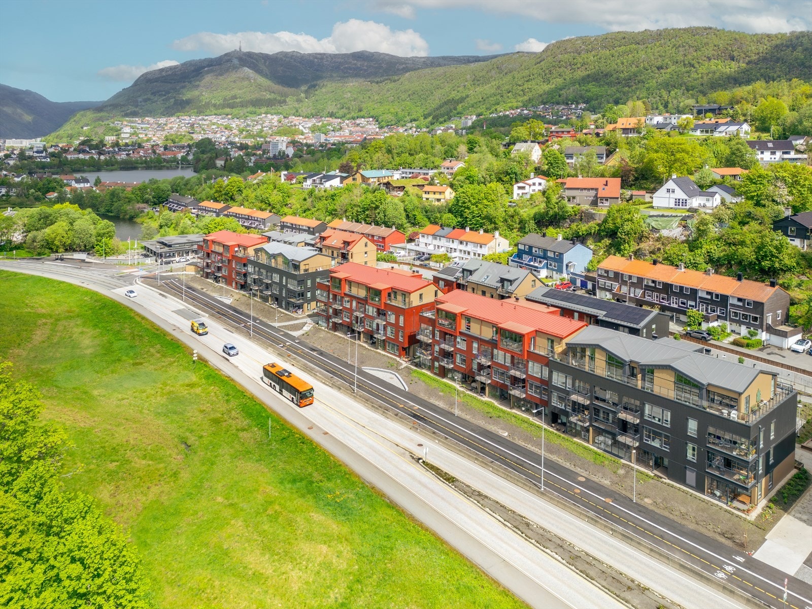 Attraktiv beliggenhet nær kollektivtransport, butikk, treningssenter og fine turområder. Galleribilde