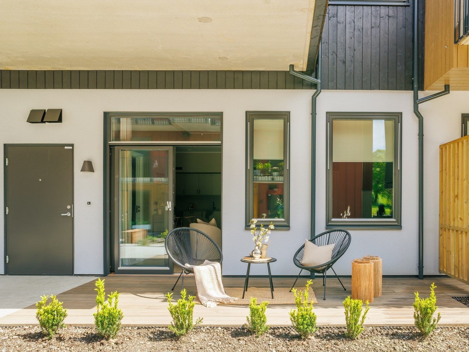 Fra stue er det utgang til en herlig markterrasse tilhørende leiligheten. Galleribilde