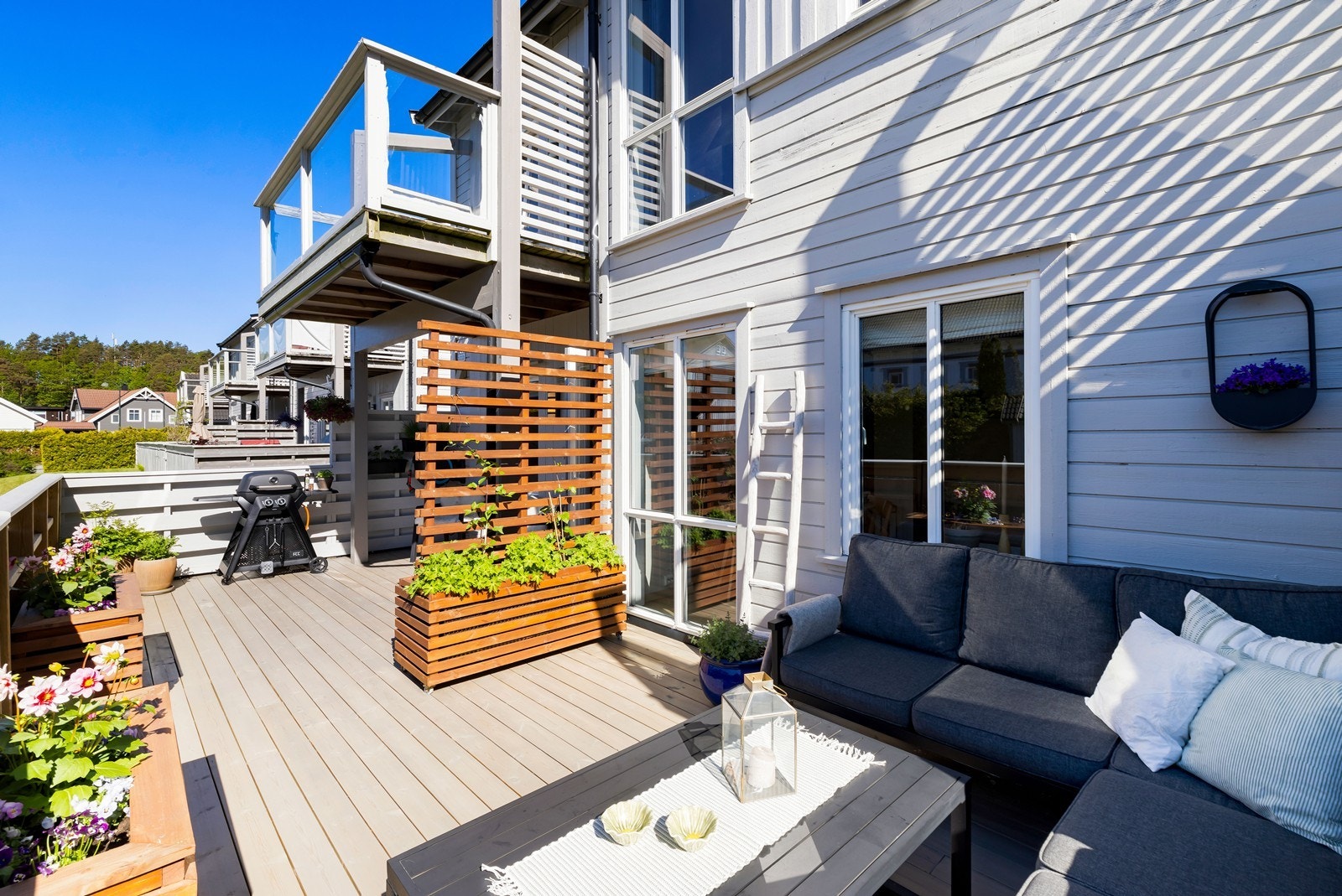 Leiligheten ligger på bakkeplan og inneholder: Gang, 2 soverom, bod, dusjbad/wc, stue m/ åpen kjøkkenløsning og utgang til stor solrik terrasse med nye terrassebord Galleribilde