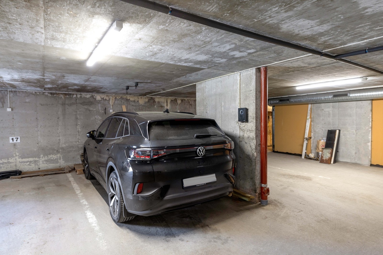 Egen bod og fast parkeringsplass i felles garasjeanlegg med elbillader som belastes i fellesutgifter via a konto innbetaling. Galleribilde