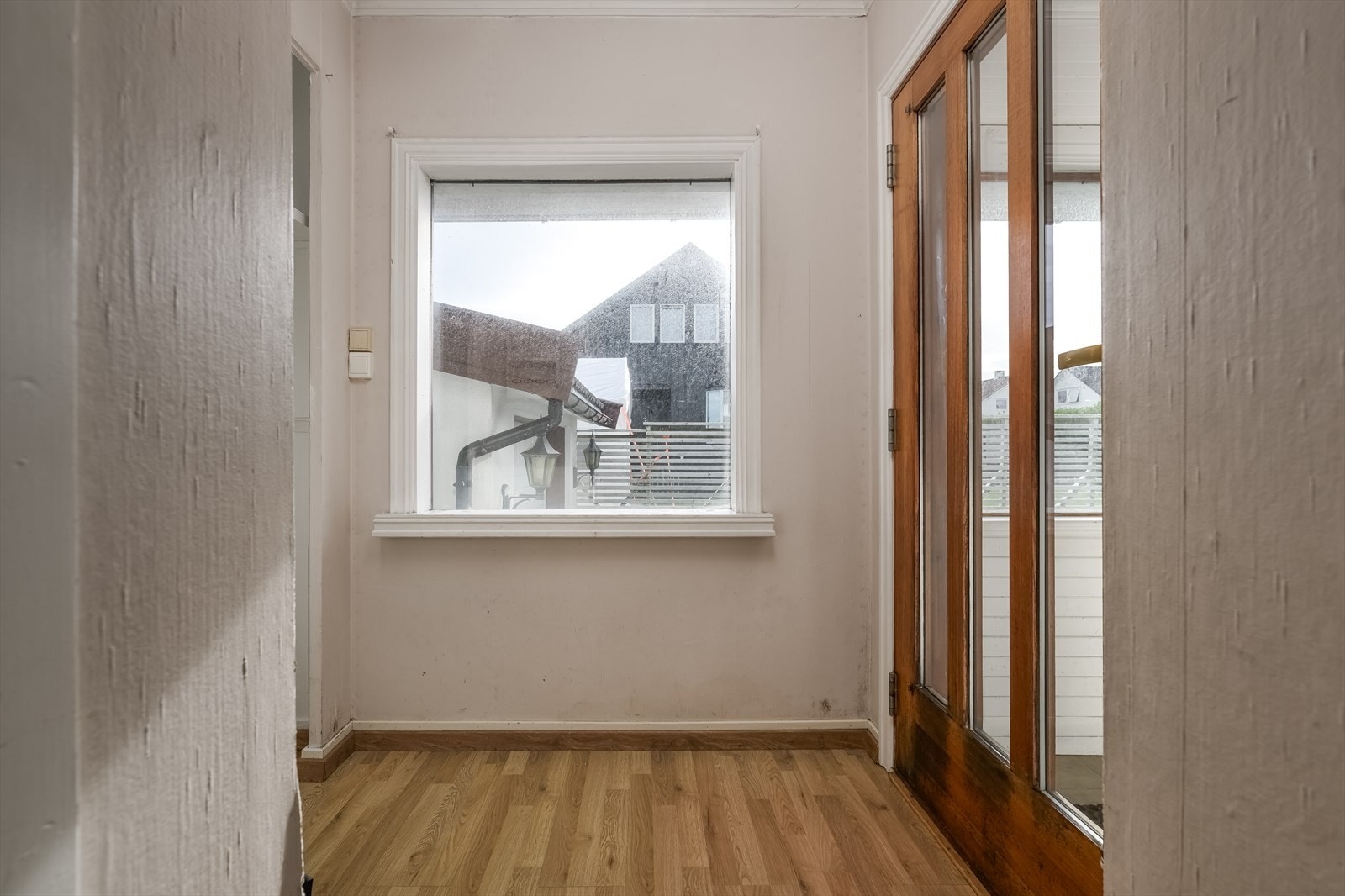 Entréen ønsker velkommen inn i boligens hovedetasje. Galleribilde