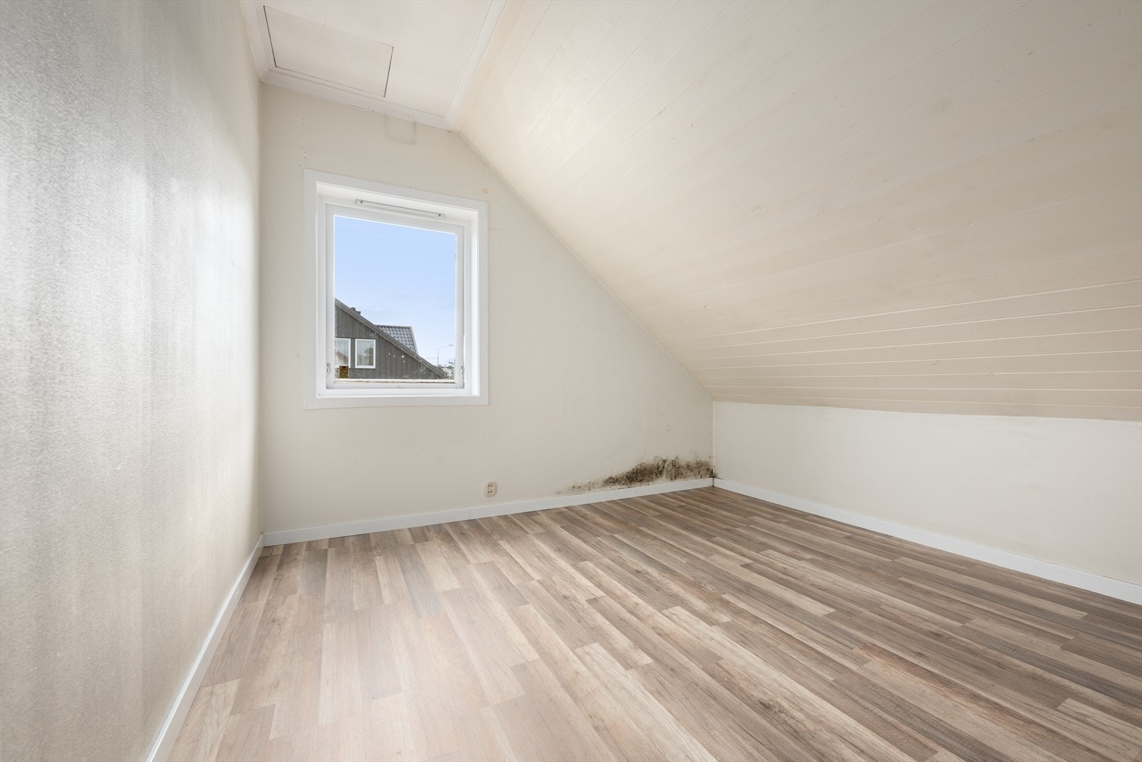 Romslig soverom med god plass til seng og lekeareal. Galleribilde