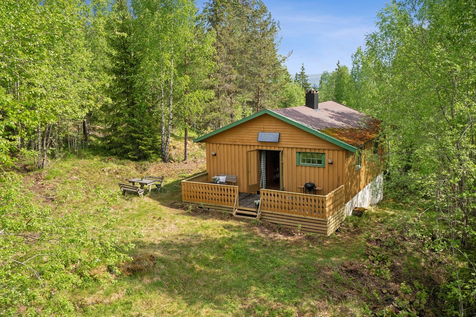 Hyggelig fritidsbolig i skogsterreng. Galleribilde