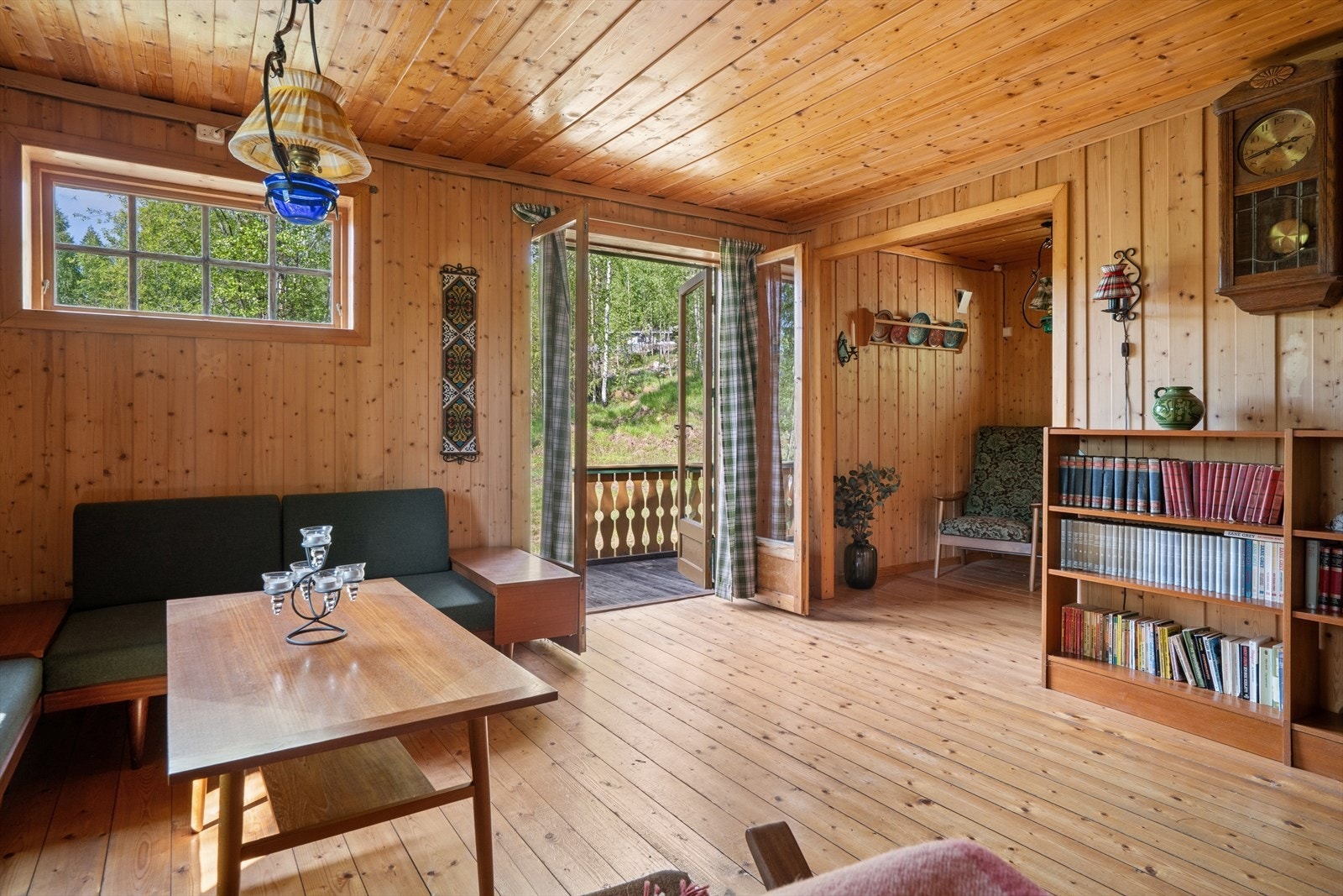Fra stuen er det adkomst til veranda med gode solforhold. Galleribilde