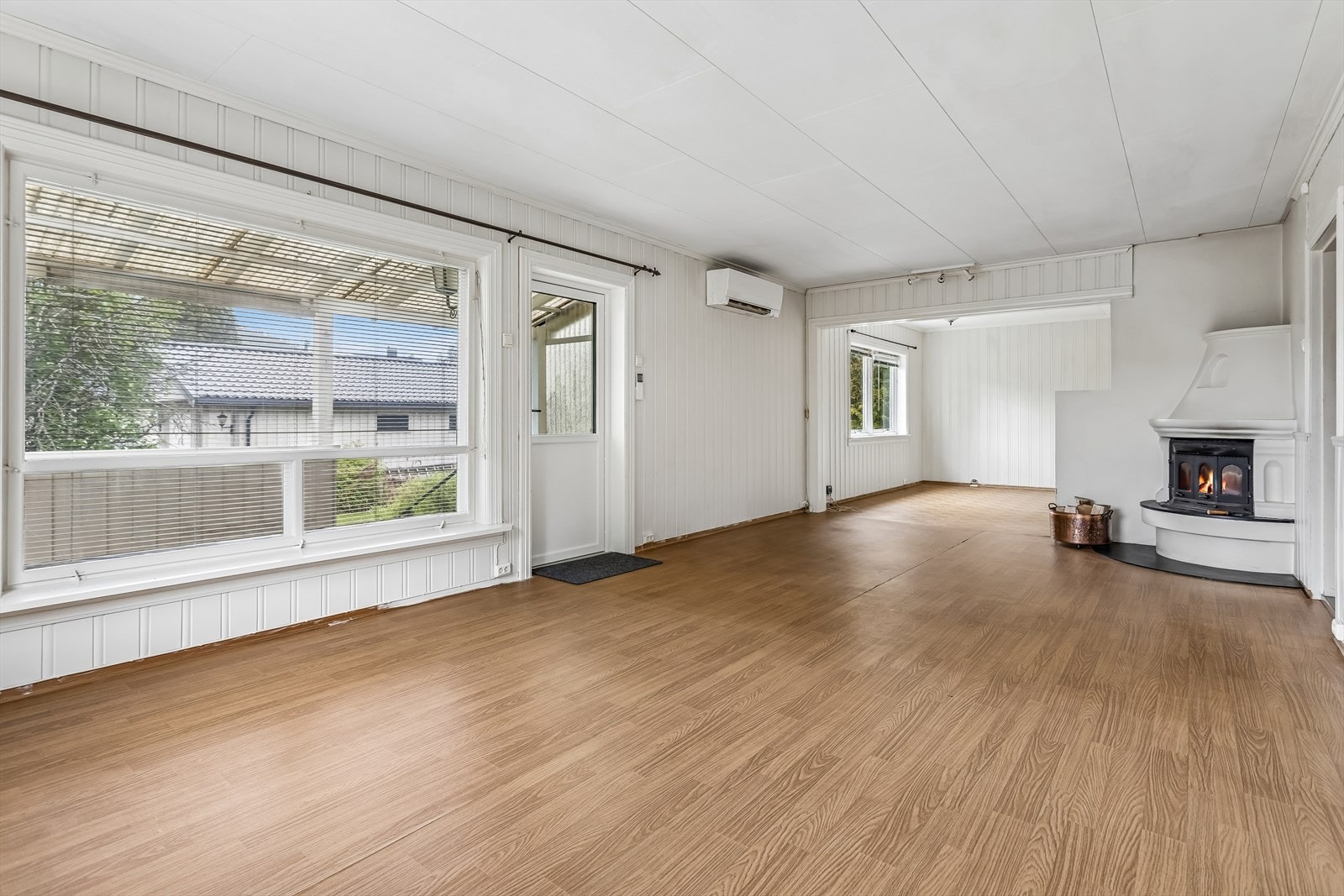 En luft-til-luft varmepumpe fra 2014 er plassert i stuen for effektiv oppvarming. Galleribilde