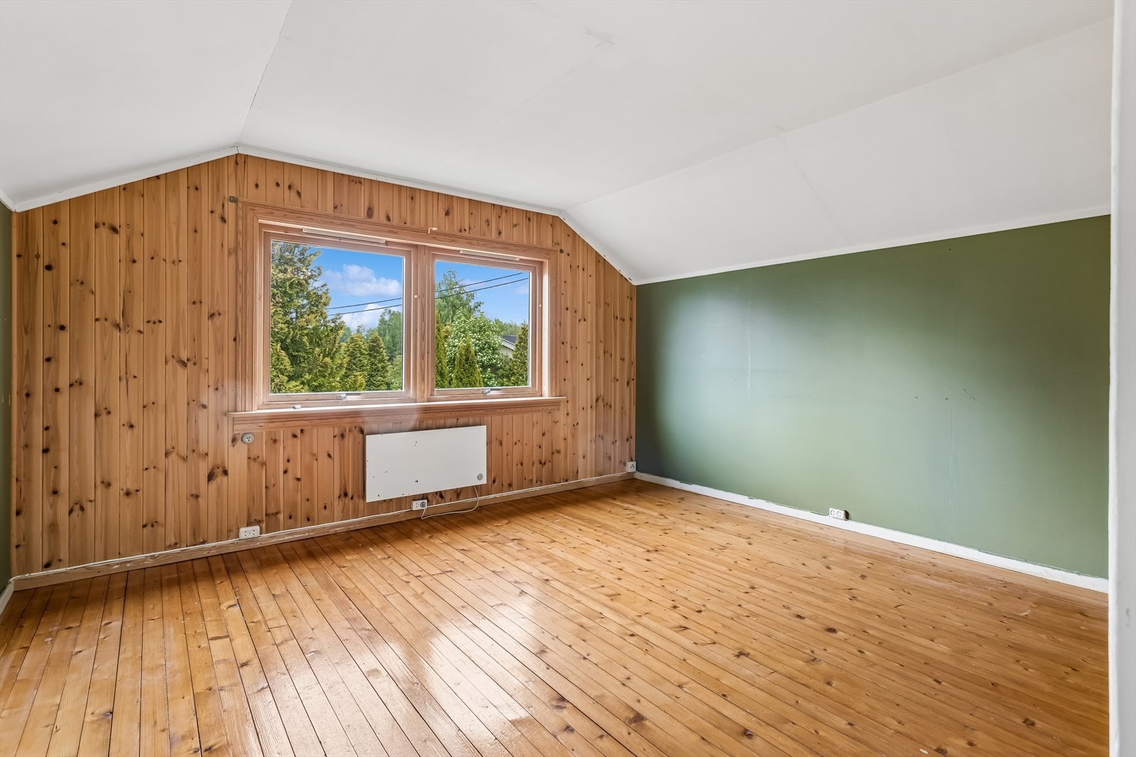 Det ene soverommet i andre etasje har heltregulv og panelkledde vegger. Galleribilde