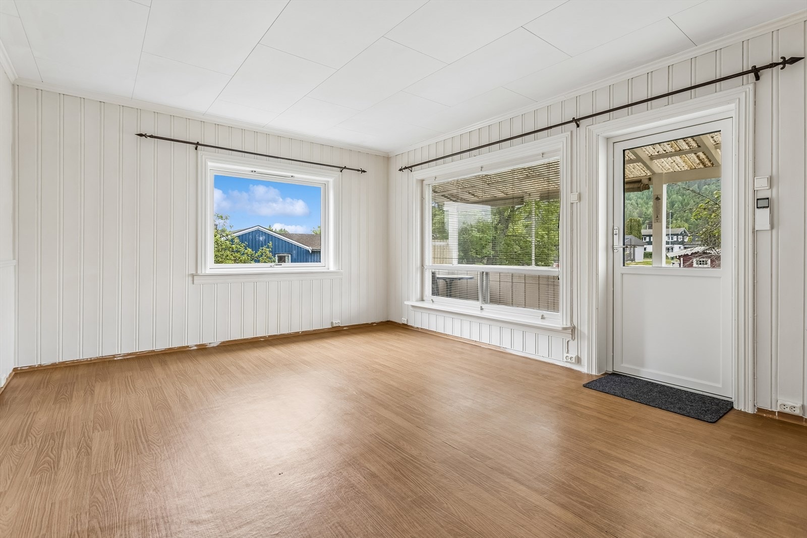 Fra stuen er det direkte utgang til en overbygget, vestvendt uteplass. Galleribilde
