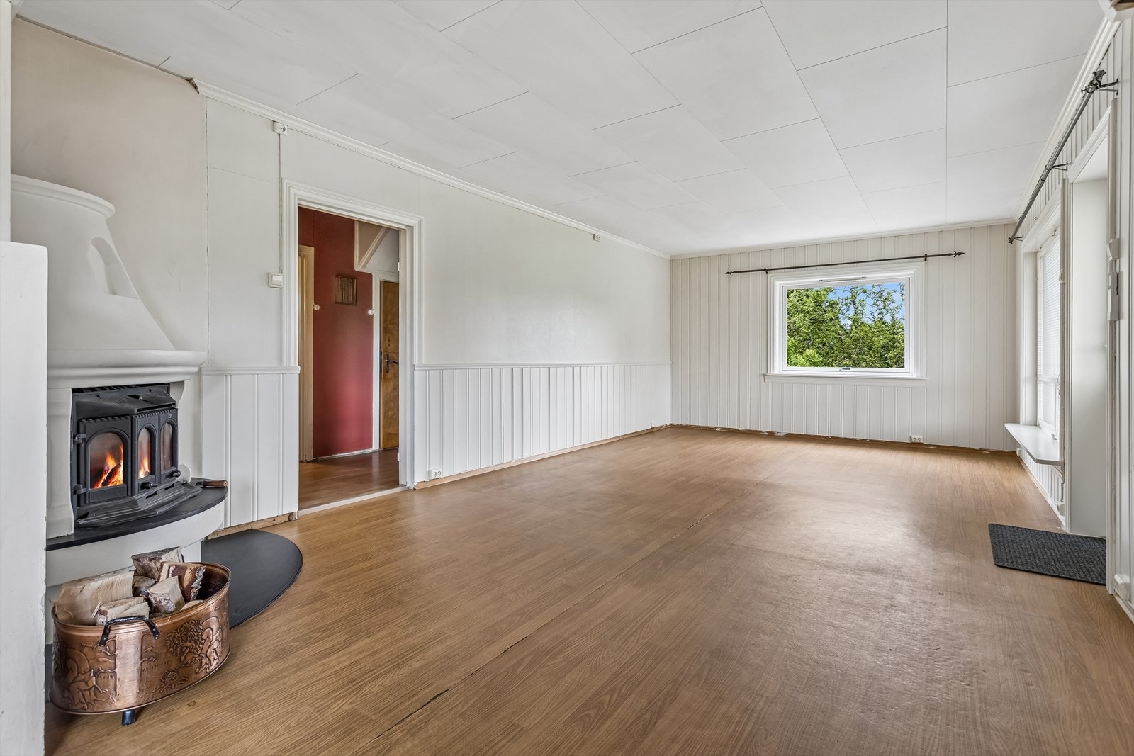 Stor stue med flere gode møbleringsmuligheter. Elementpeis med innsats som gir en god tilleggsvarme. Galleribilde