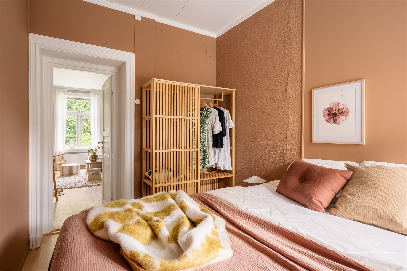 Rommet gir plass til dobbeltseng, nattbord og garderobe. Galleribilde