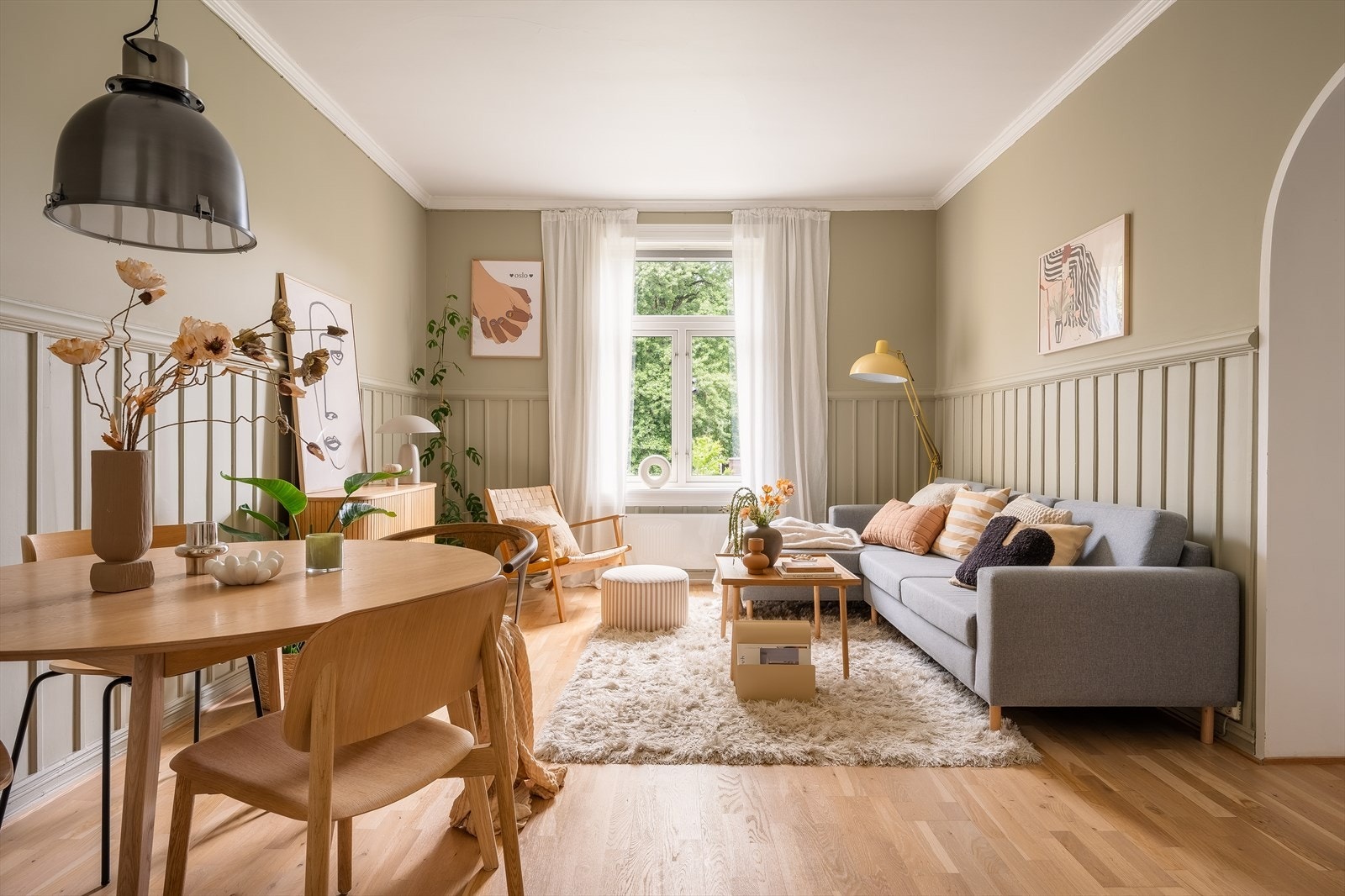 Med sine store vindusflater, er det heller ingen rom som føles trange. Her har du lite innsyn i alle vinduer. Galleribilde
