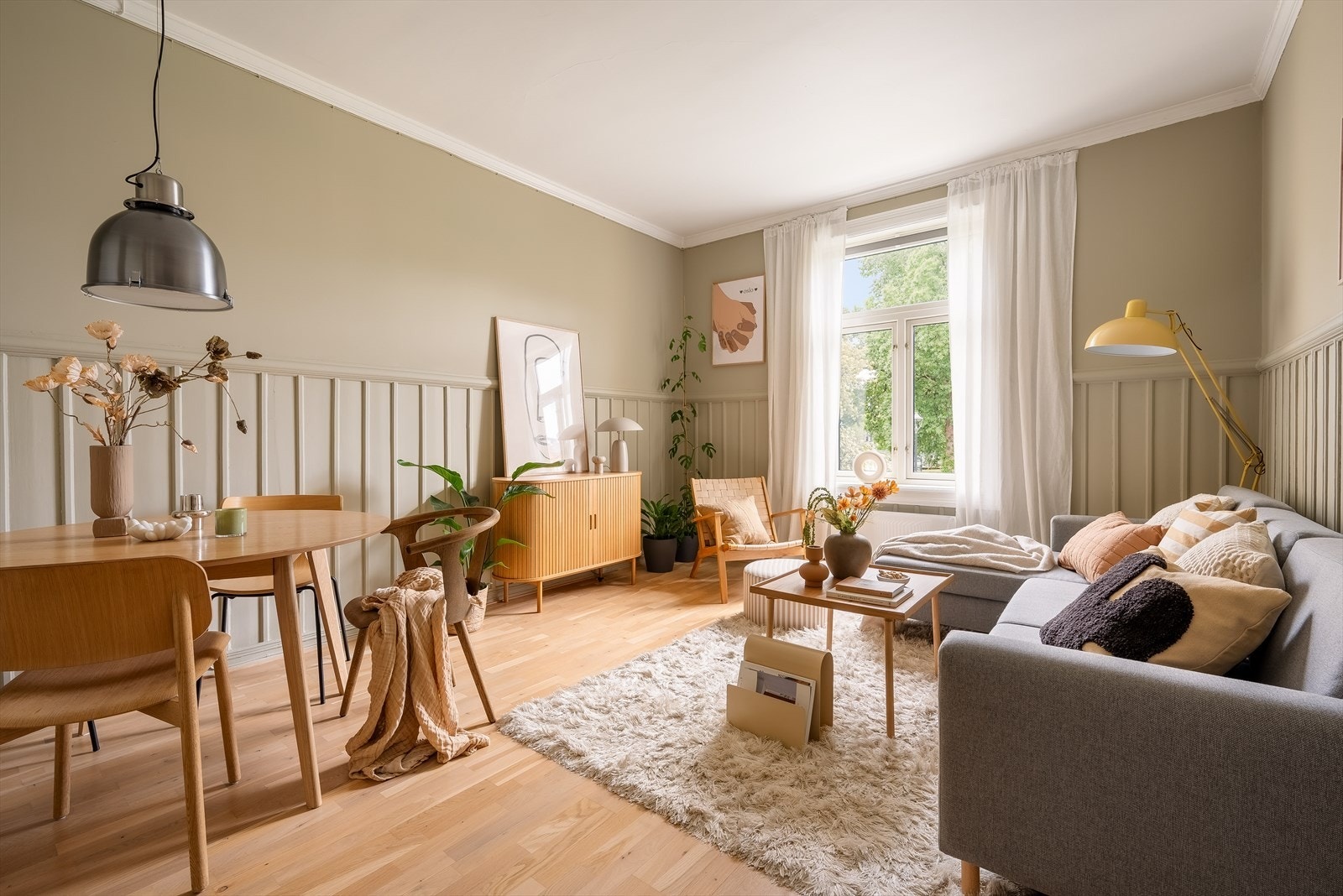 Med sin gode takhøyde, store balkong og koselige stue, har denne boligen en atmosfære og sjarm som burde oppleves! Galleribilde