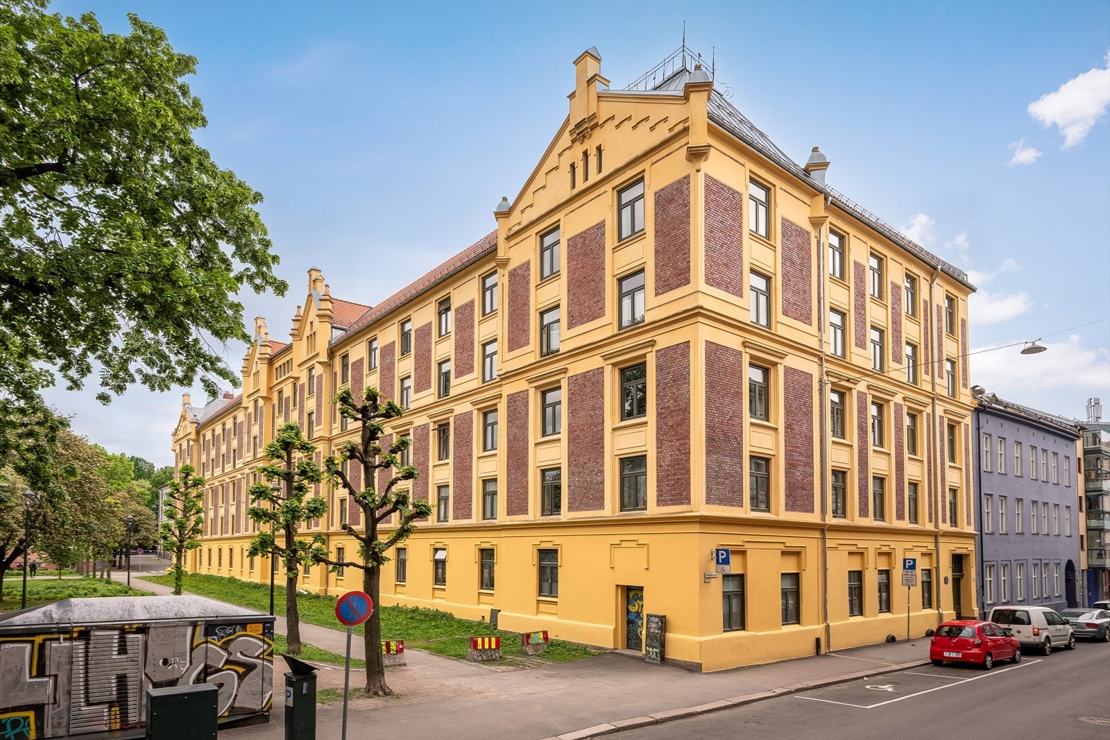Gården ble tegnet av Ark. Matheus Mosgaard og "slottet" altså Heimdalsgata 26 er hans mest kjente bygning. Han har tegnet flere gårder og hus på østkanten og vestkanten i Oslo. Galleribilde