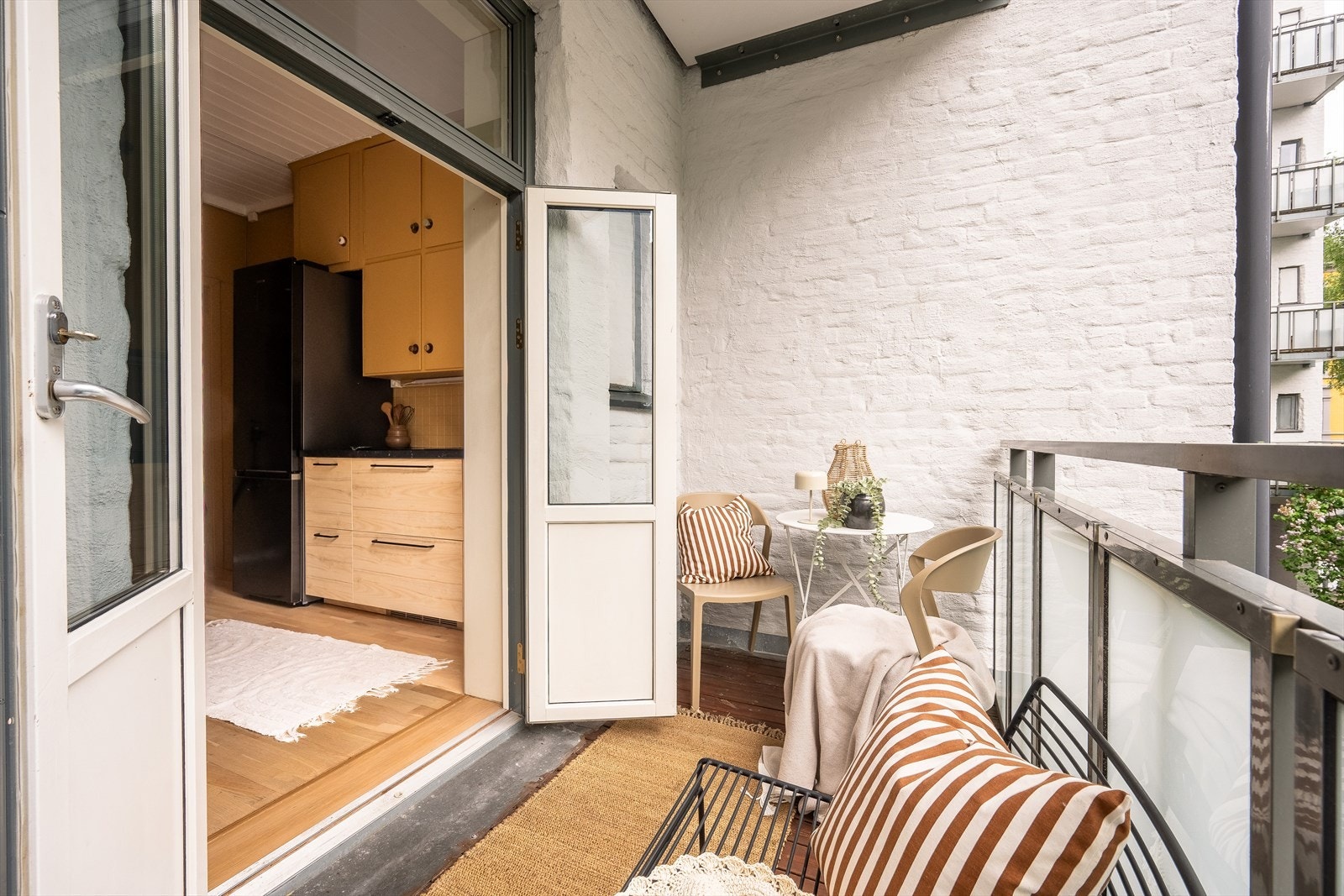 Fra kjøkkenet har du utgang til hyggelig balkong mot bakgården - en herlig forlengelse av leiligheten i sommerhalvåret! Galleribilde