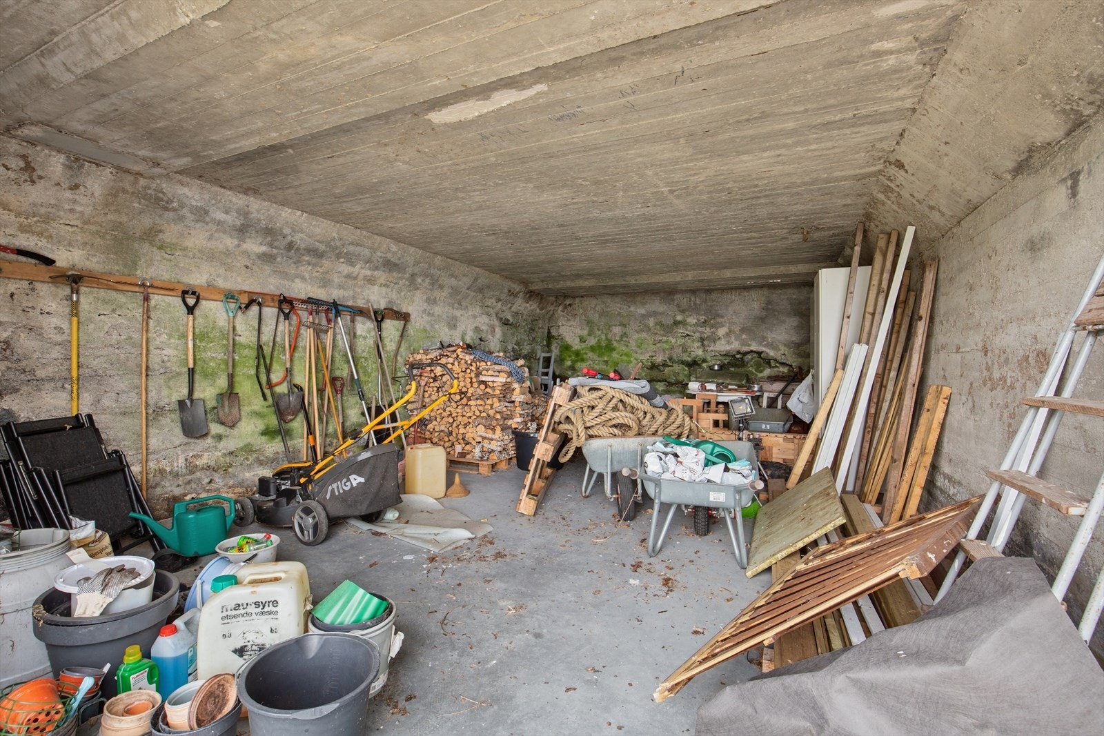 Rikelig med lagringsplass for ved, hageredskaper og annet utstyr. Galleribilde