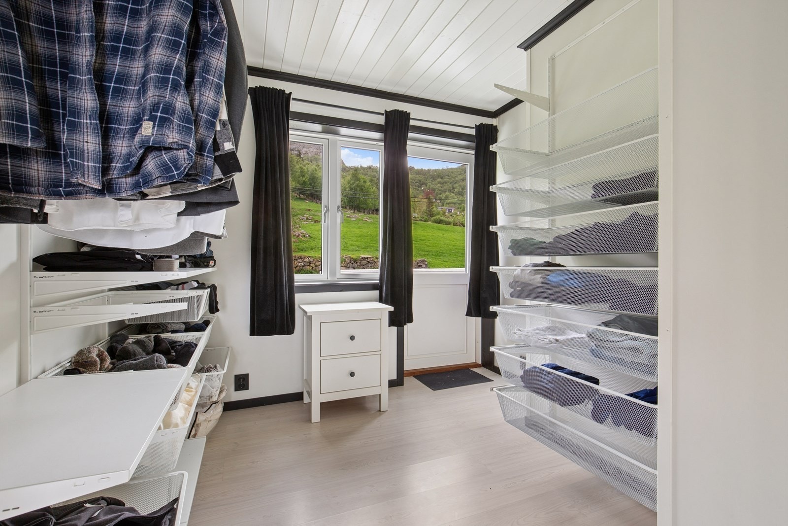 Fra garderoben er det direkte utgang til en balkong på ca. 18 m². Galleribilde