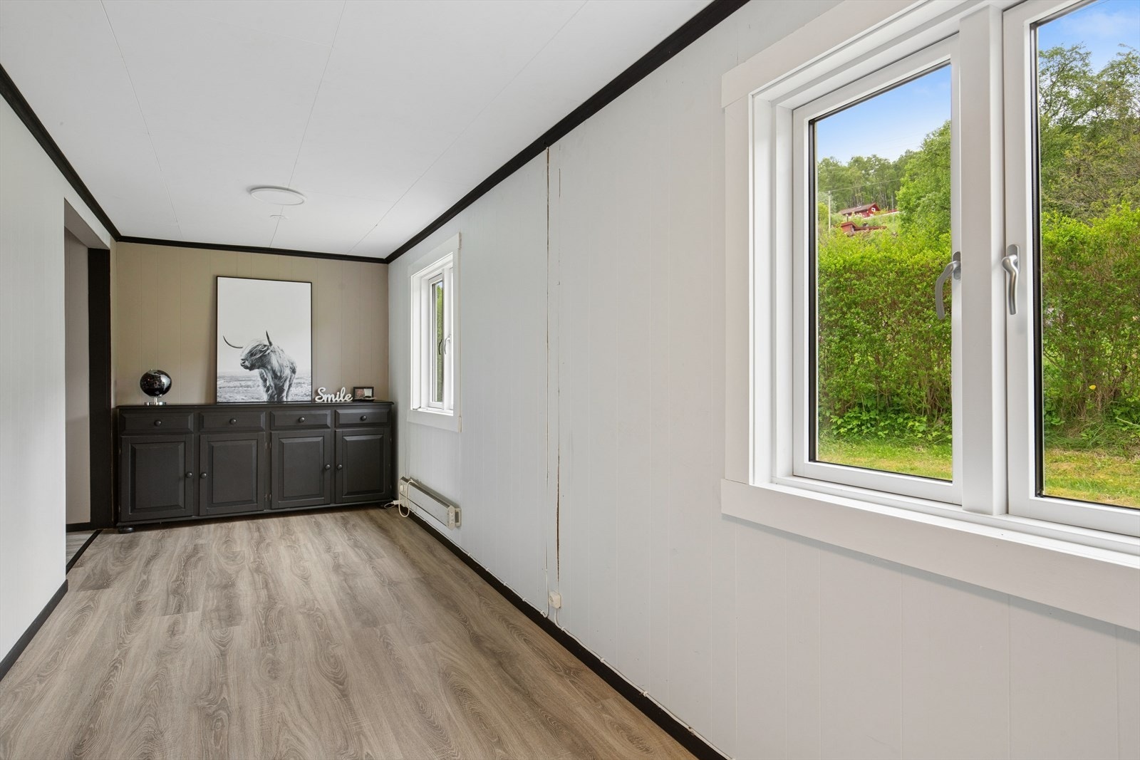 I enden av rommet er det plass for gode garderobeløsninger. Galleribilde