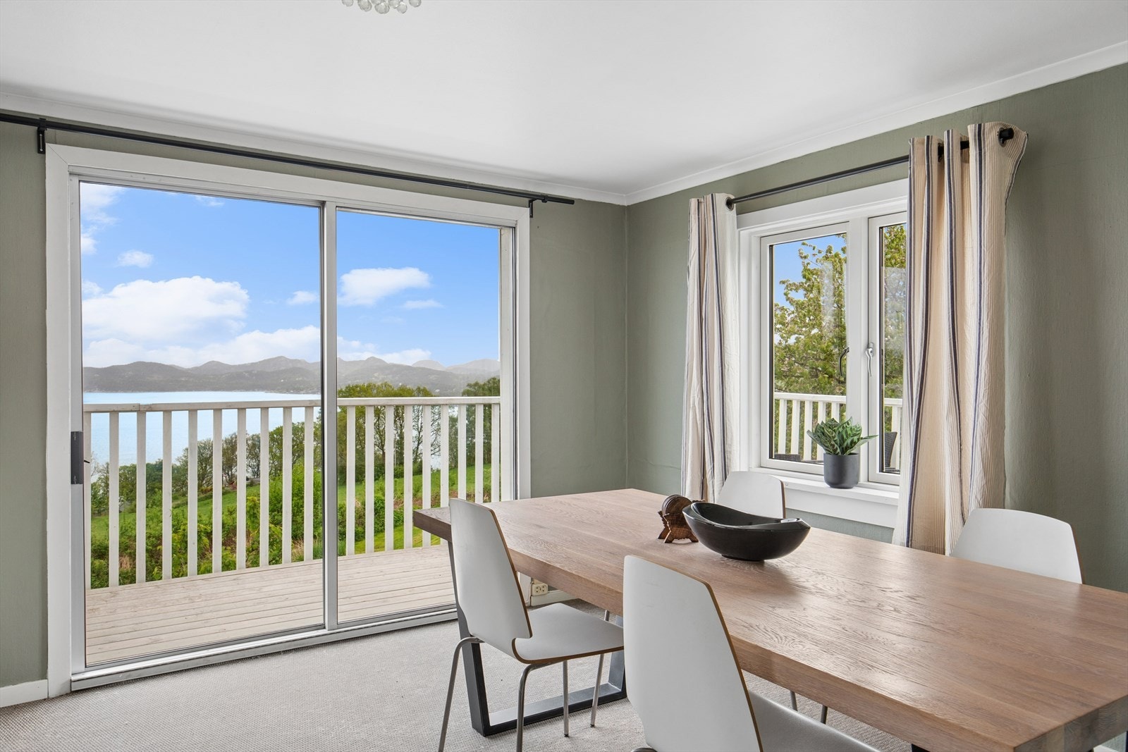 Fra spisestuen er det utgang til en terrasse på ca. 23 m² via en skyvedør i aluminium. Galleribilde