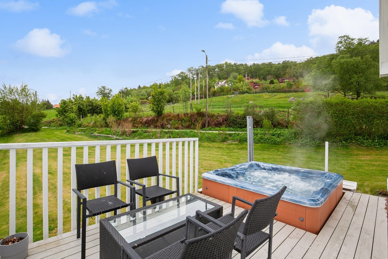 Herlig nedfelt jacuzzi hvor en virkelig kan finne roen. Galleribilde