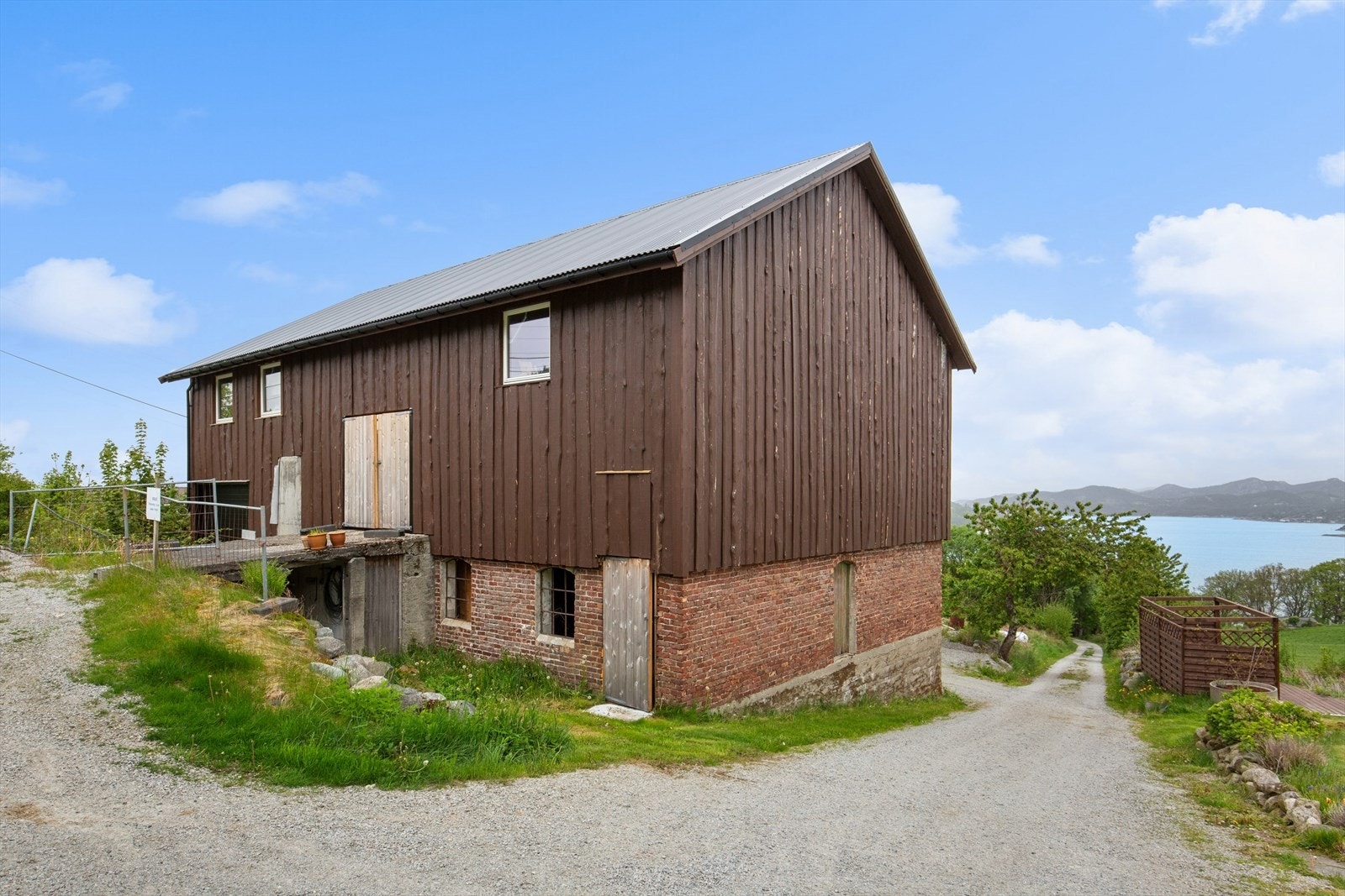 Driftsbygningen er oppført på en grunnmur av teglstein og betong. Galleribilde