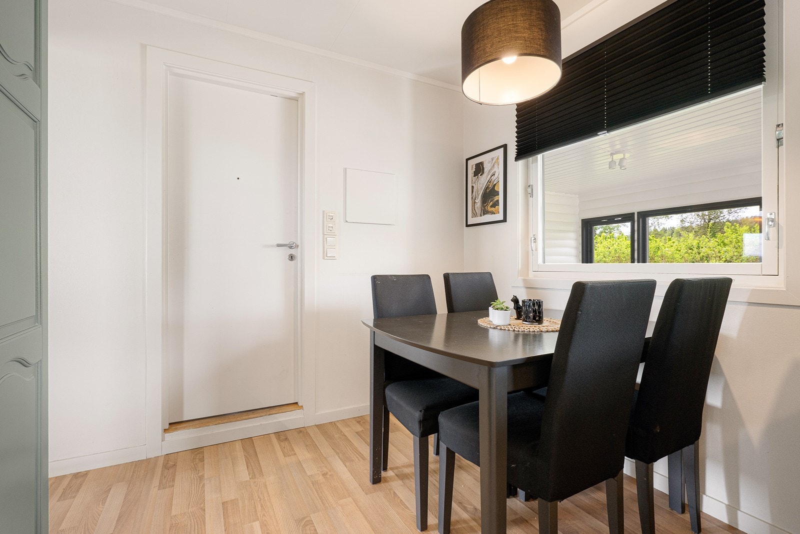 Hyggelig frokostplass ved et av vinduene på kjøkkenet. Galleribilde