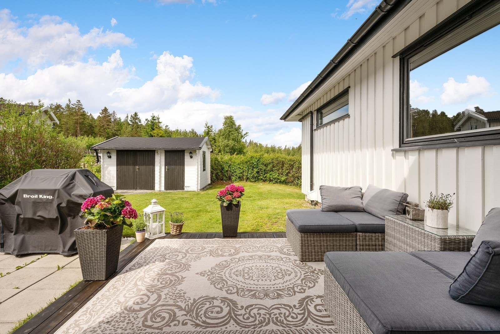 På den sydvendte terrassen er det tredekke, med videre adkomst til et steinlagt område og plen. Galleribilde