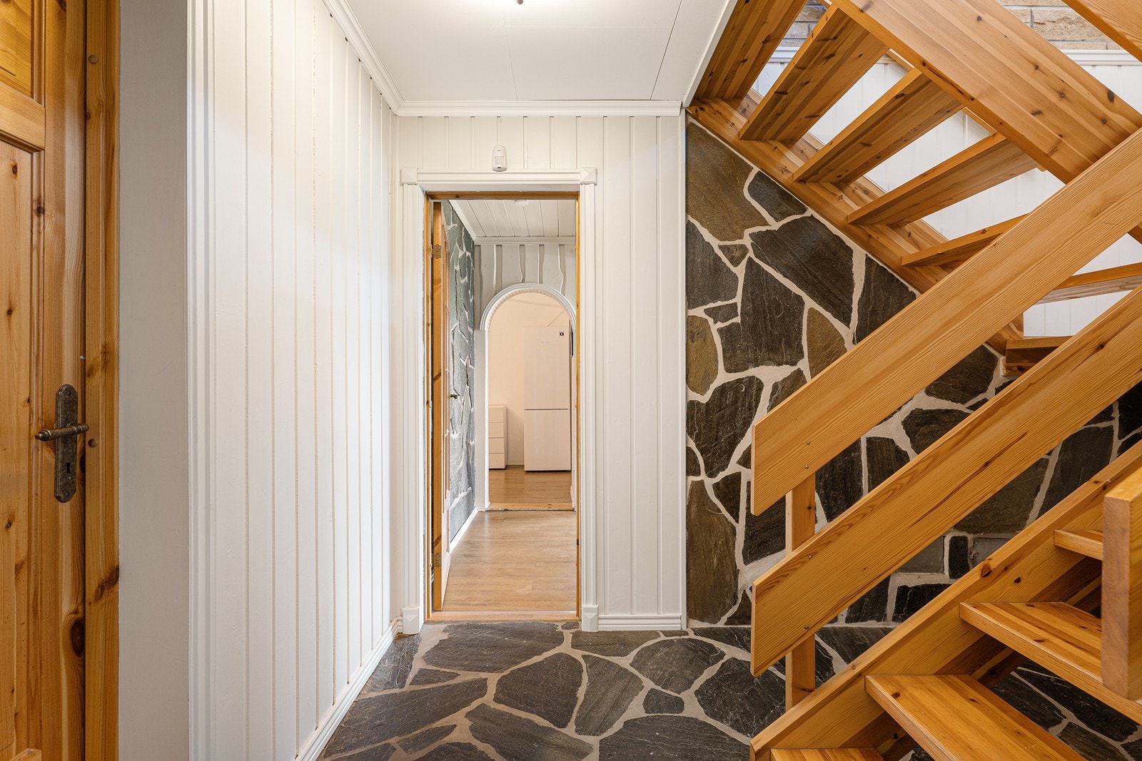 En solid tretrapp binder etasjene sammen. Galleribilde