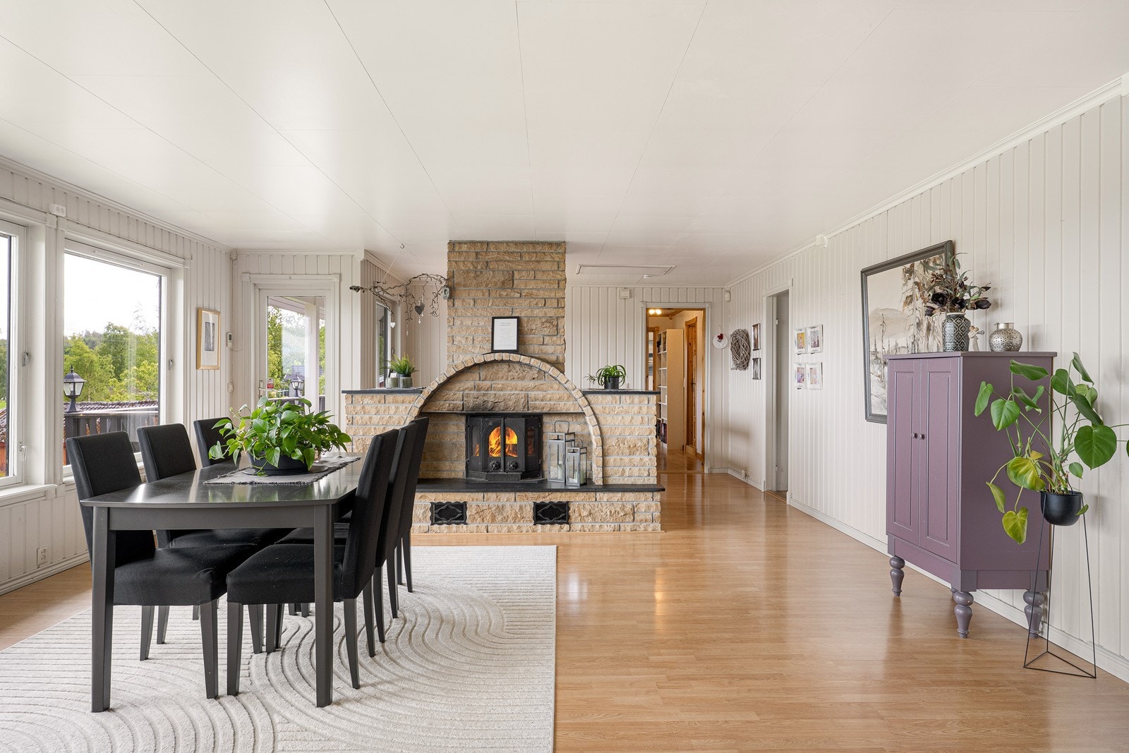 Som et naturlig midtpunkt i rommet er denne oppmurte peisen med innsats - som ikke bare bidrar til varme, men også ekstra hygge. Galleribilde