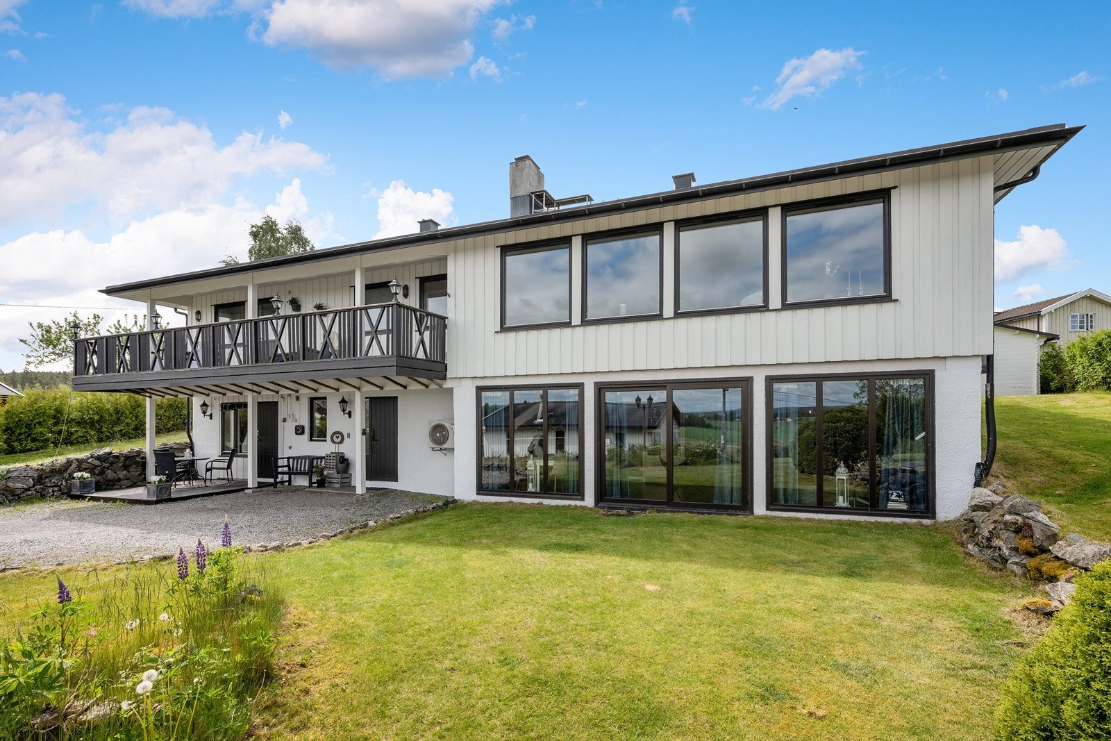 Boligen inneholder hele tre kjøkken, tre bad og fire soverom. Galleribilde
