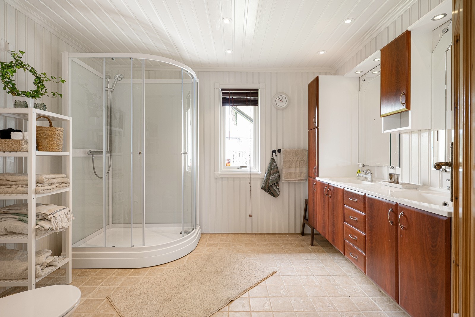 Badet i første etasje er av god størrelse og har fliser på gulvet med lun varme under. Videre har badet toalett og dusjkabinett. Galleribilde