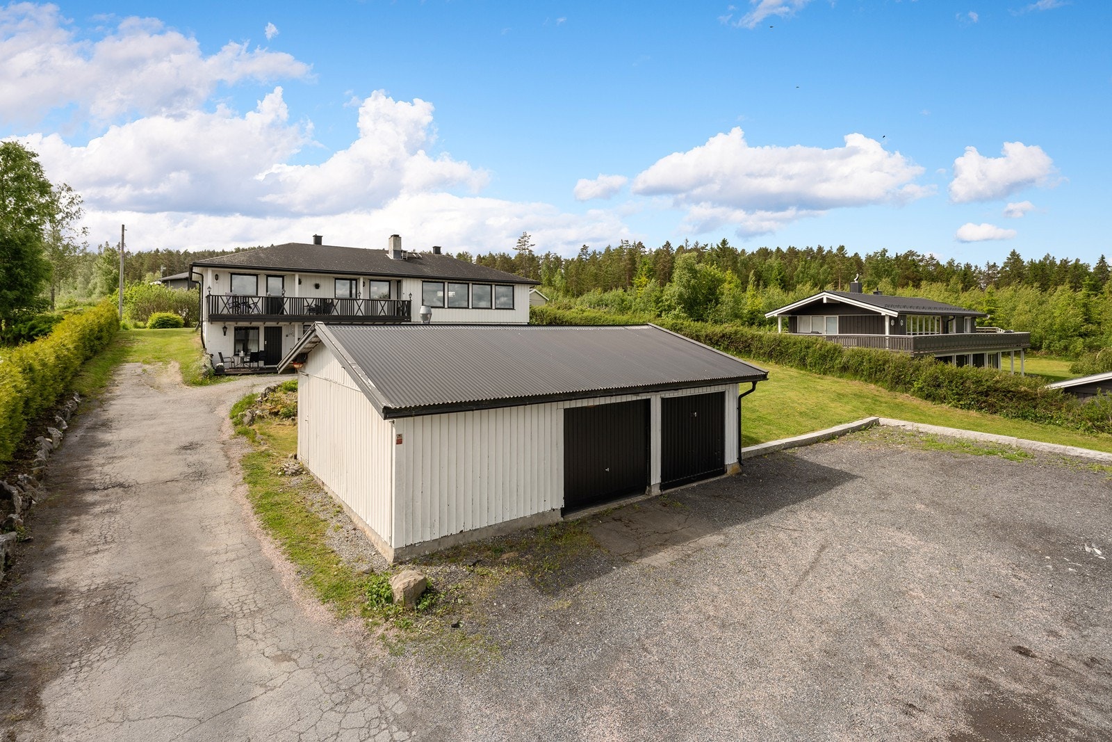 Parkering kan gjøres i den frittliggende dobbelgarasjen som er på ca. 56 kvm. Det er montert vedovn i garasjen. Galleribilde