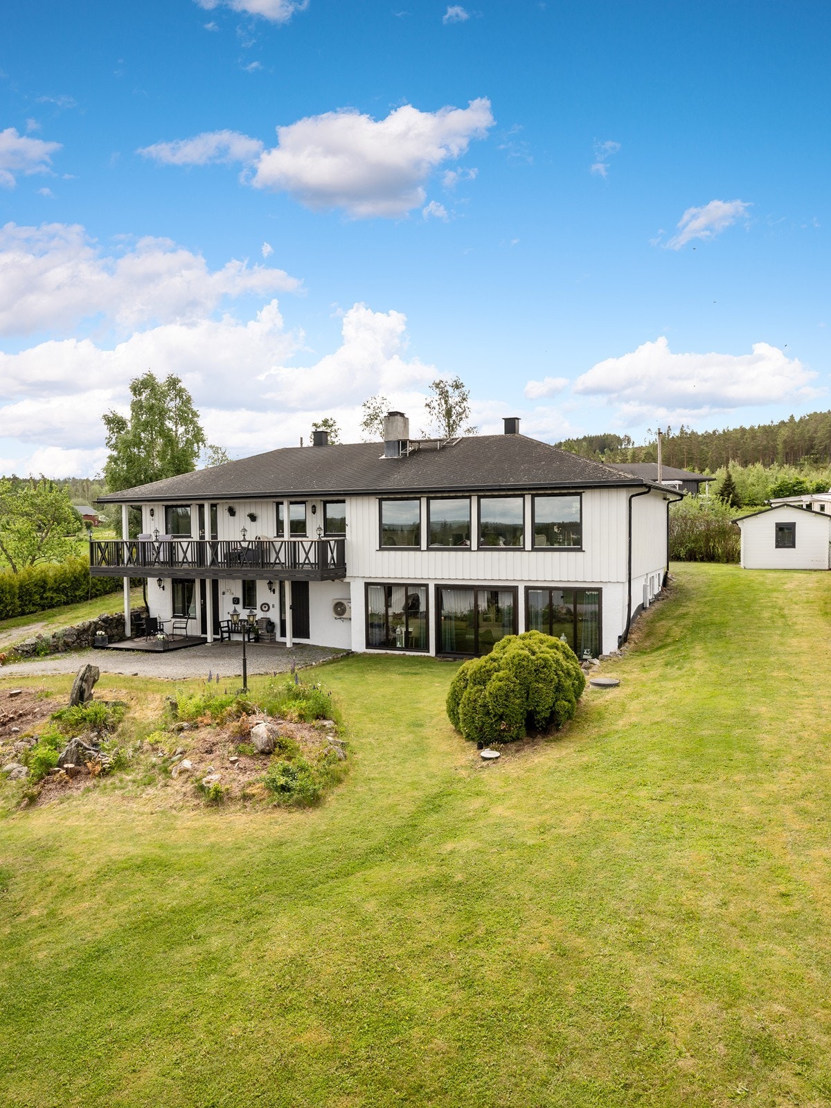 Eiendommen ligger i et rolig, landlig og familievennlig område ca. 10 min fra Sørumsand sentrum - hvor du finner alle sentrumsfasiliteter. Galleribilde