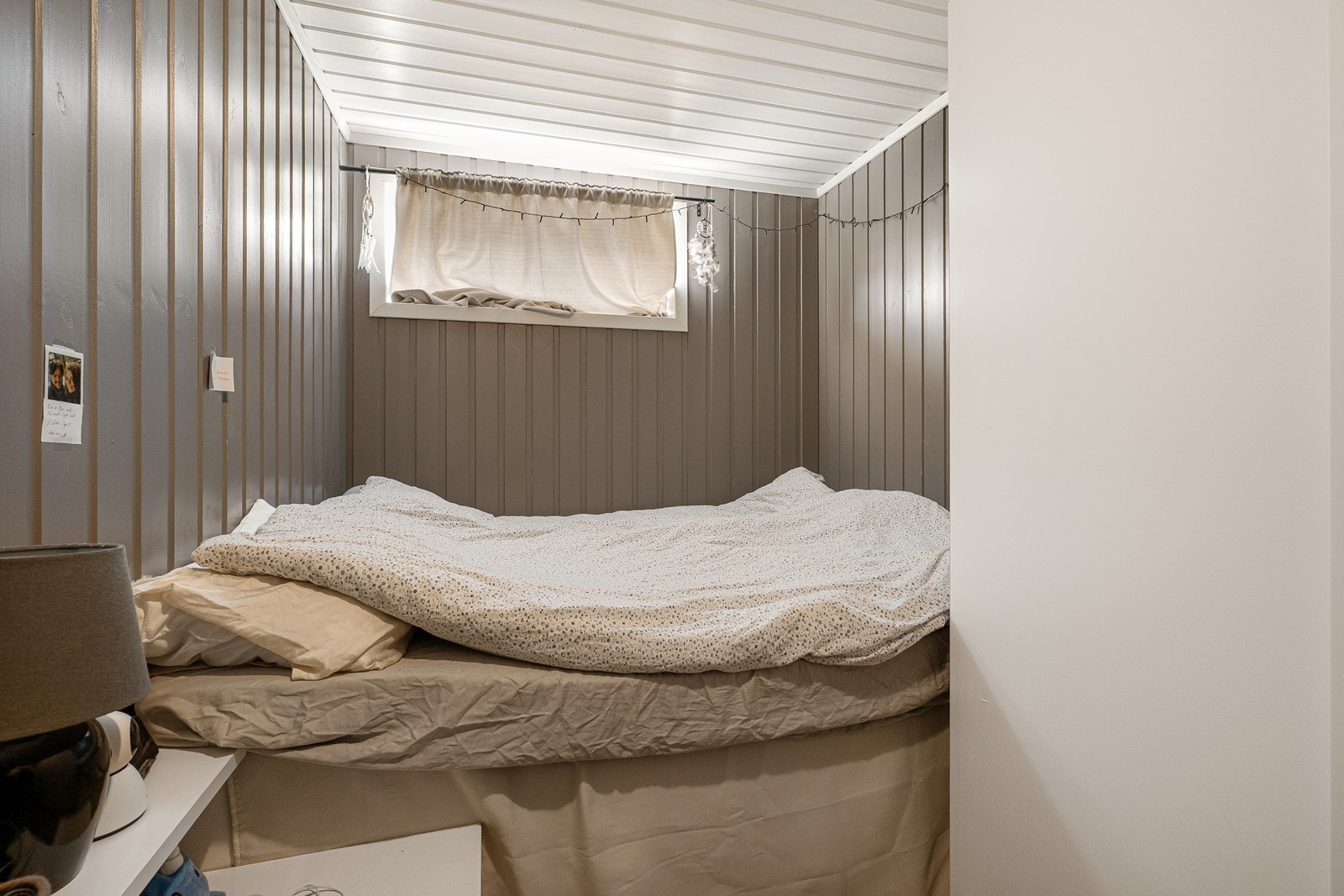 Det innredede rommet er utstyrt med garderobeskap. Rommet er ikke godkjent som soverom/rom for varig opphold. Galleribilde