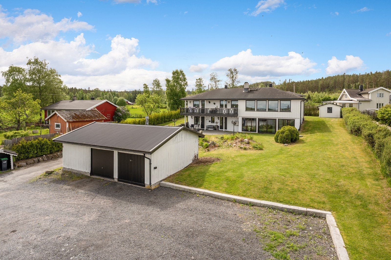 En stor, innholdsrik og velholdt enebolig over to plan - på solrik tomt i landlige og barnevennlige omgivelser. Galleribilde