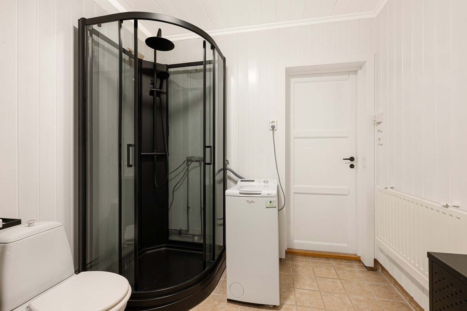 I tillegg er det toalett, dusjkabinett med sorte detaljer og mekanisk avtrekk. Galleribilde