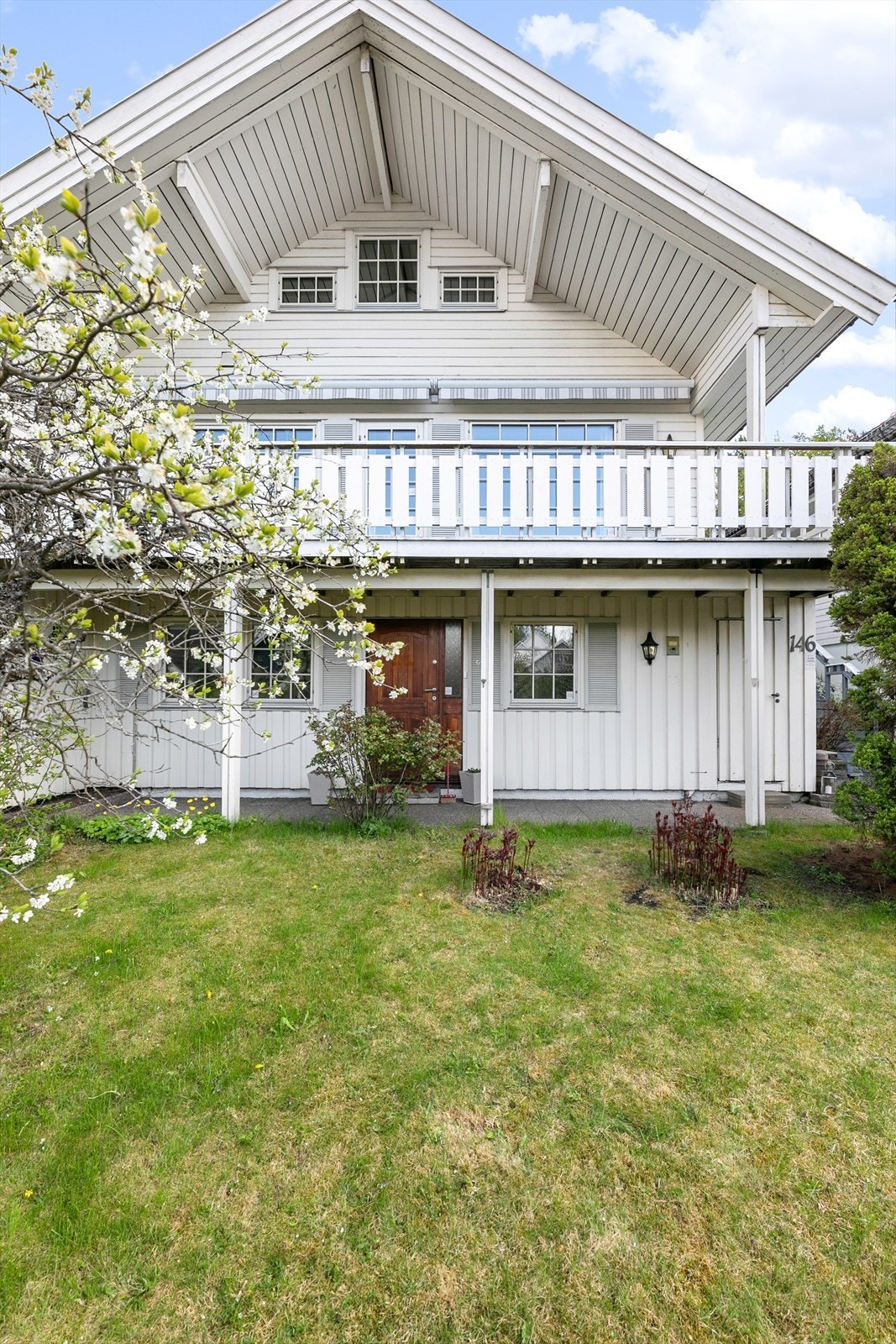 Fasade. Inngangspartiet finner du på forsiden av huset. Galleribilde