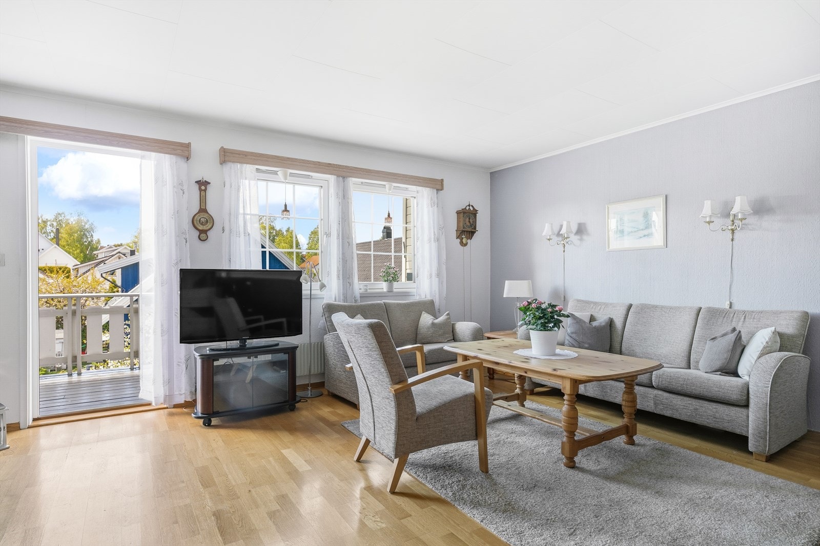Store vindusflater slipper inn rikelig med naturlig lys. Galleribilde