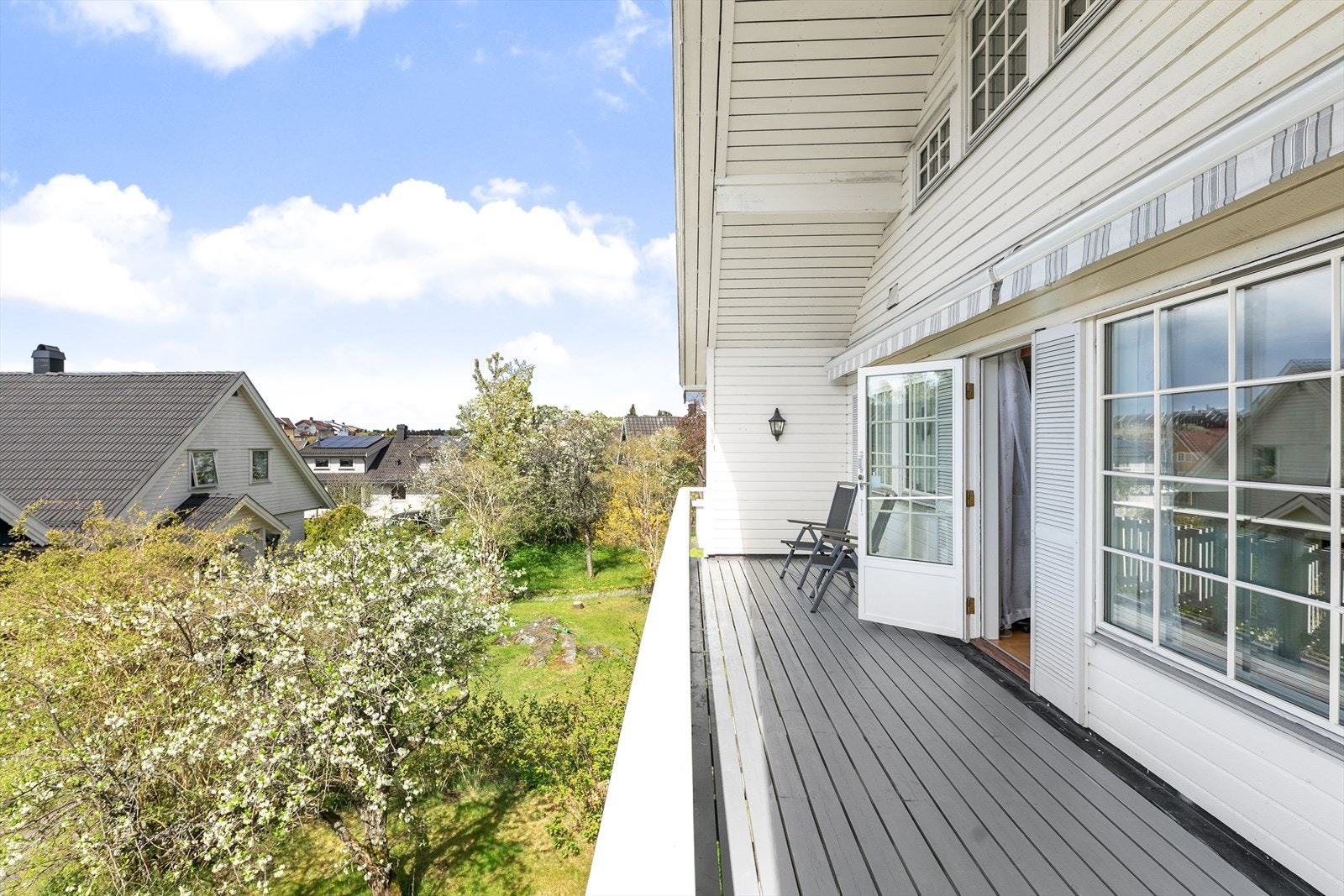 Praktisk overbygg og markise gjør at du kan nyte terrassen på både solrike og regnfulle dager! Galleribilde