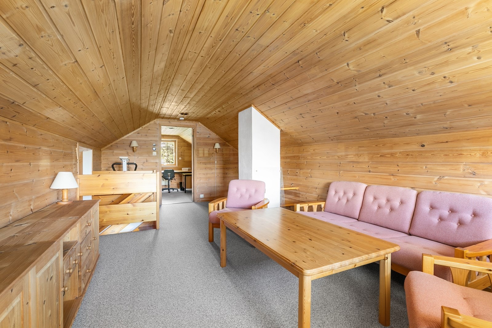 Loft er innredet men ikke bruksendret eller godkjent til varig opphold. Brukes i dag som loftstue. Galleribilde