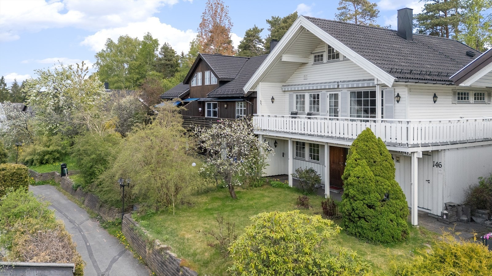 Flott hus over tre plan. Galleribilde