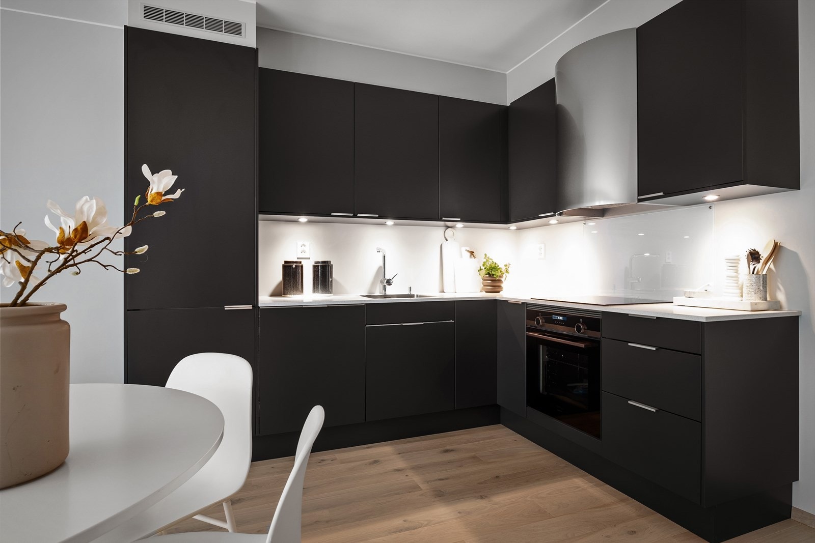 Innredning i modellen Amfi Eik Kongle med silstone benkeplate. Galleribilde