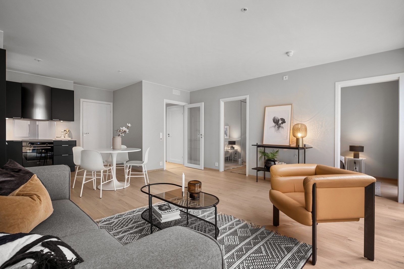 I stuen er det god plass til sofagruppe med tilhørende stuemøblement og spisebord. Galleribilde