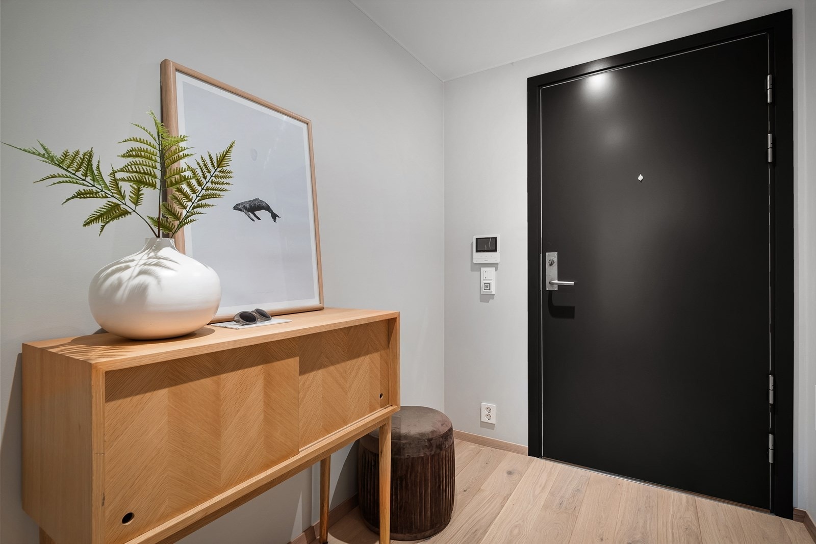 Velkommen inn! I gangen er det plass til skapkommode for oppbevaring av sko og yttertøy. Galleribilde